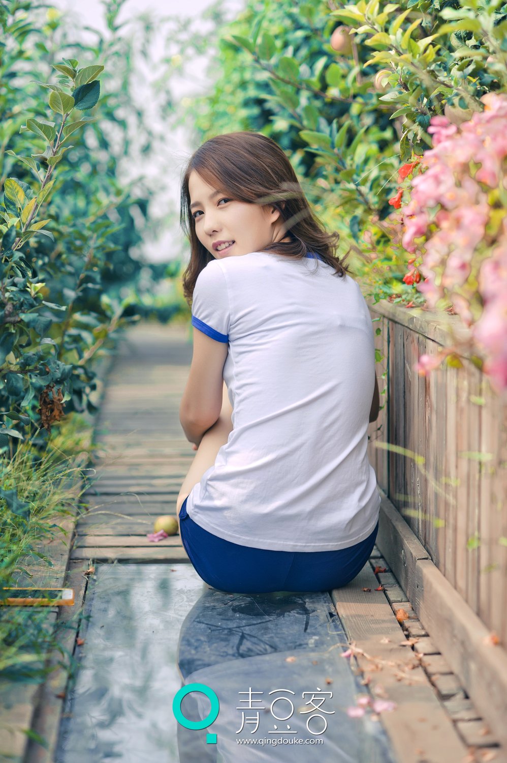 哈拿 [青豆客QingDouKe]高清写真图2016-12-29 花园唯美写真图