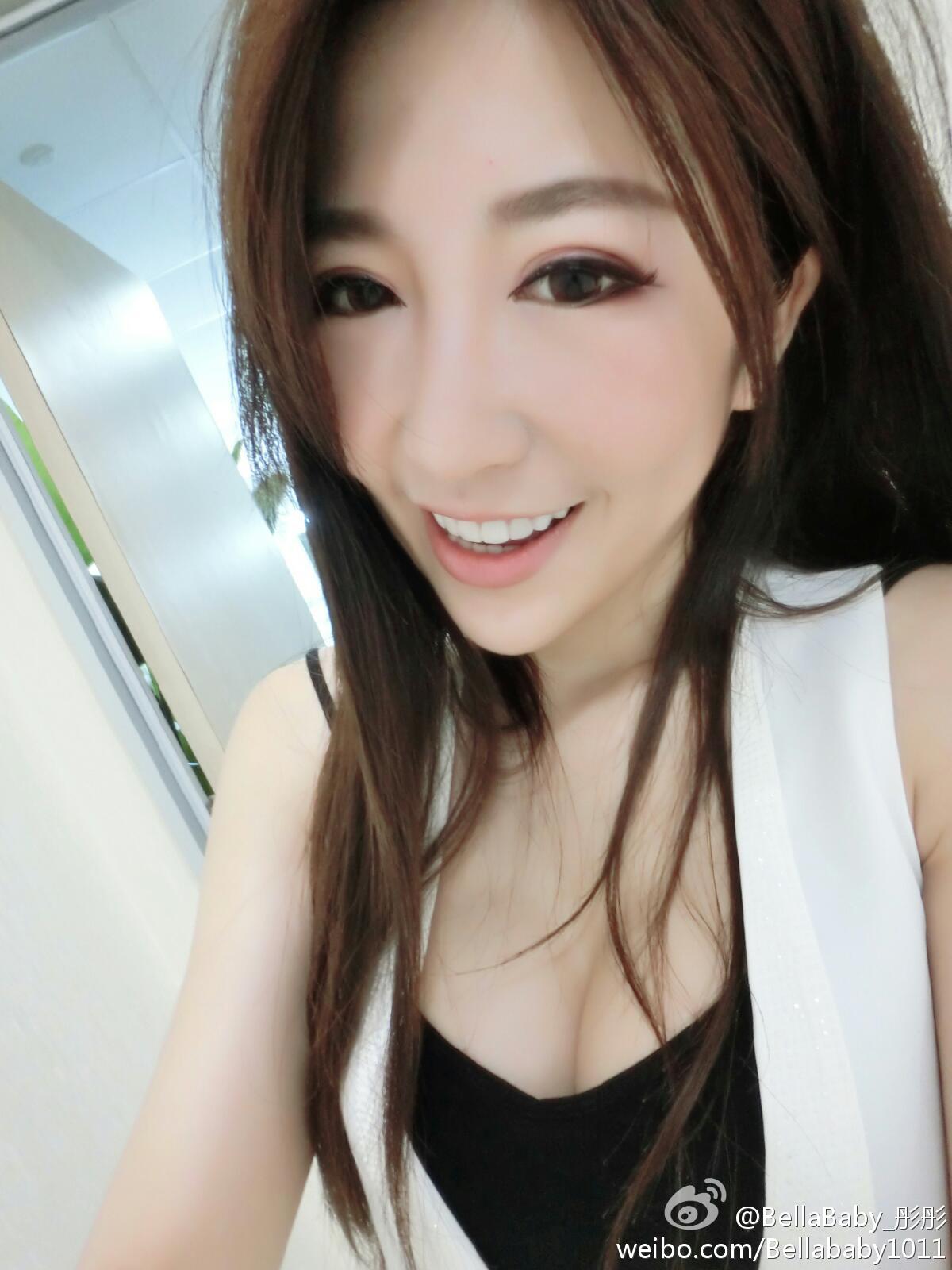 Bella彤彤 台湾人气电竞主播美乳私房照诱惑写真图