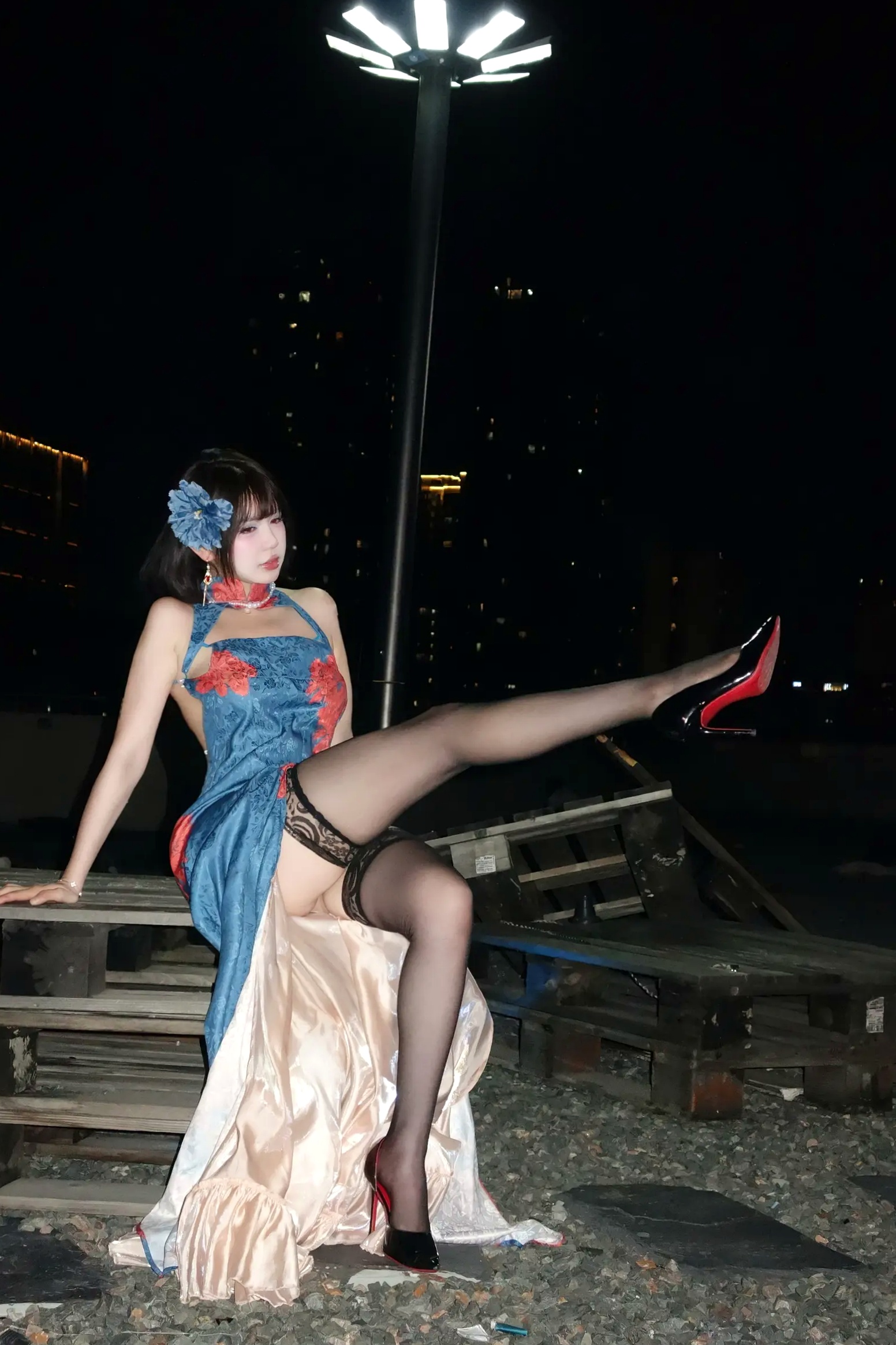 Gallery - Tina很妖孽呀 碧蓝航线建武cosplay 极品改良旗袍夜景大尺度私房照 [39P]角色扮演旗袍黑丝人间胸器大尺度 陈逸婕女神私房照_秀色女神 - image 33