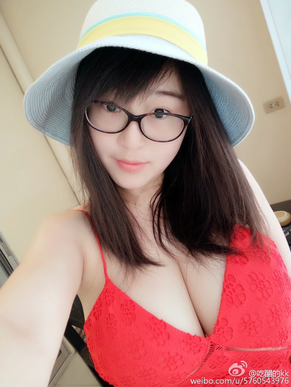 吃醋的kk 绝对大胸美女主播私房照诱惑写真图