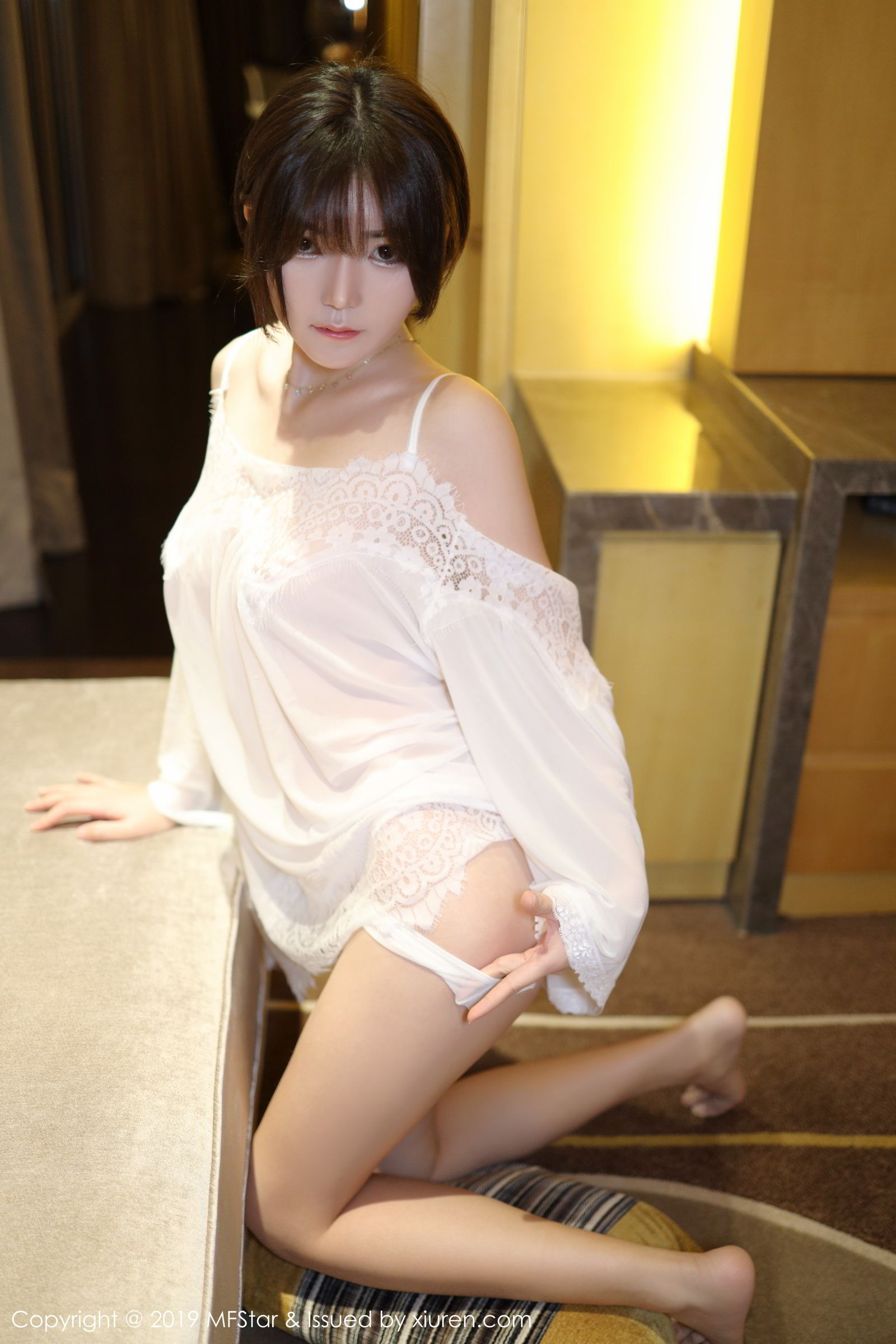 靓丽美女冷不丁 曼妙娇躯薄纱诱惑