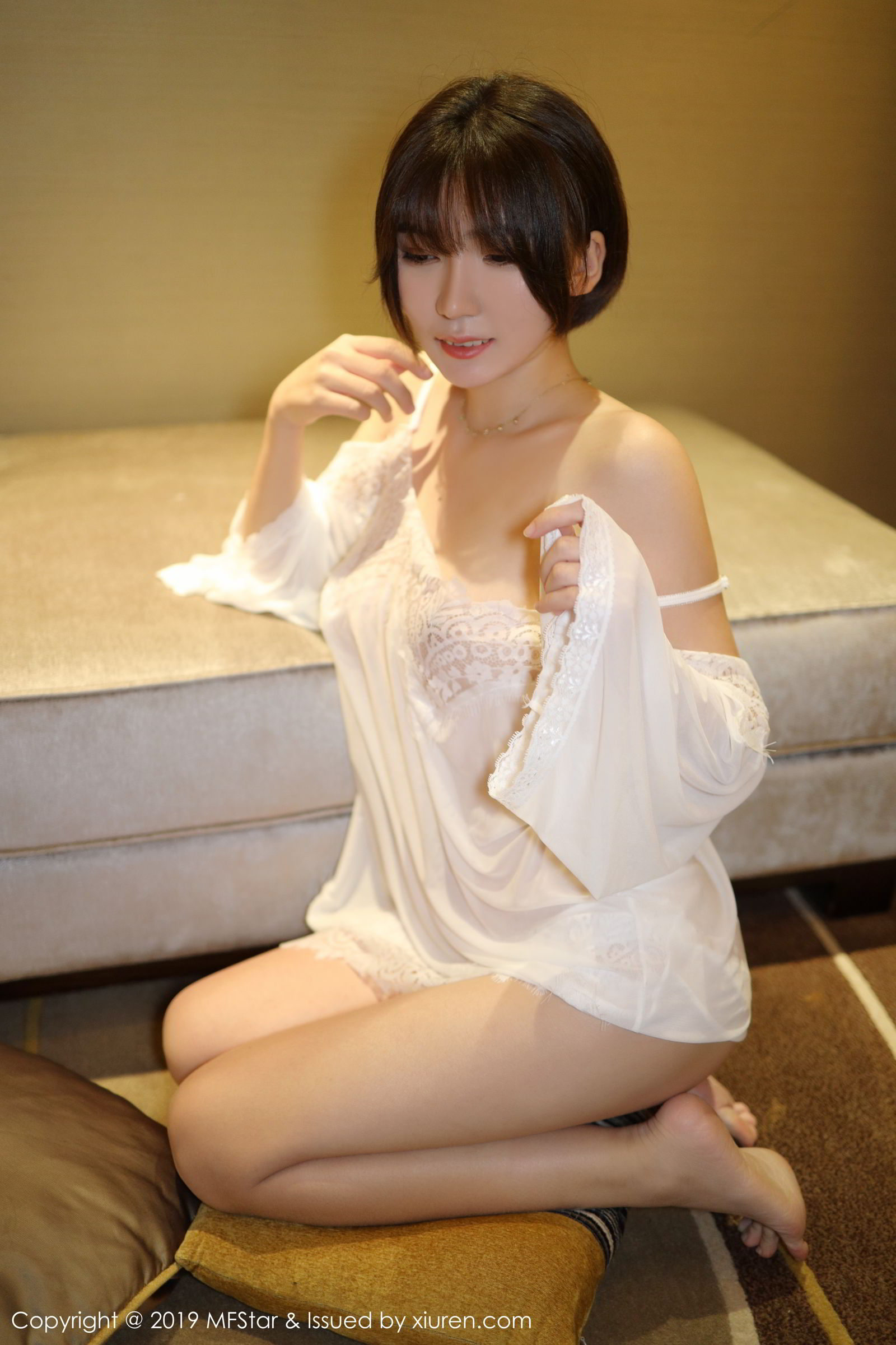 靓丽美女冷不丁 曼妙娇躯薄纱诱惑