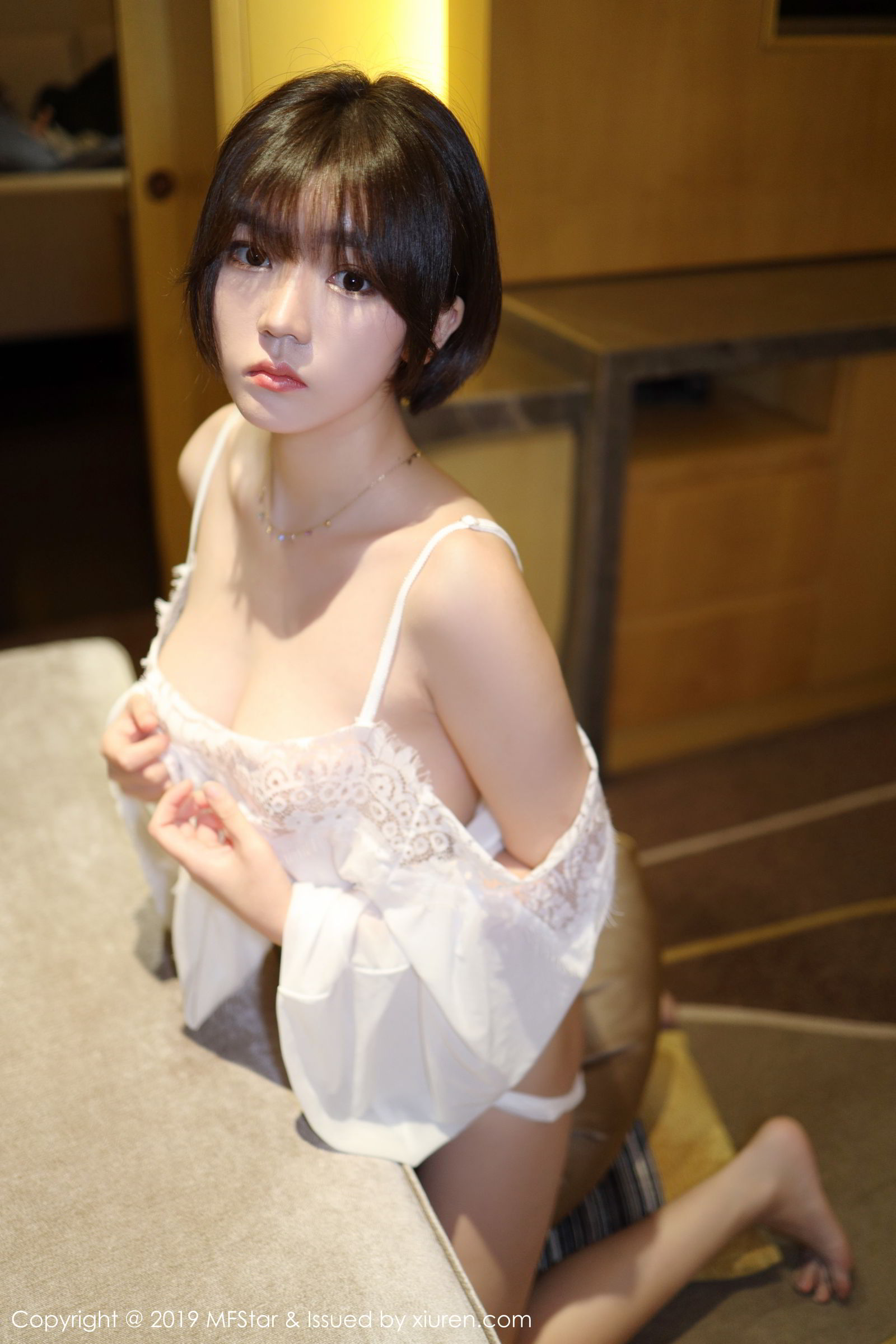 靓丽美女冷不丁 曼妙娇躯薄纱诱惑
