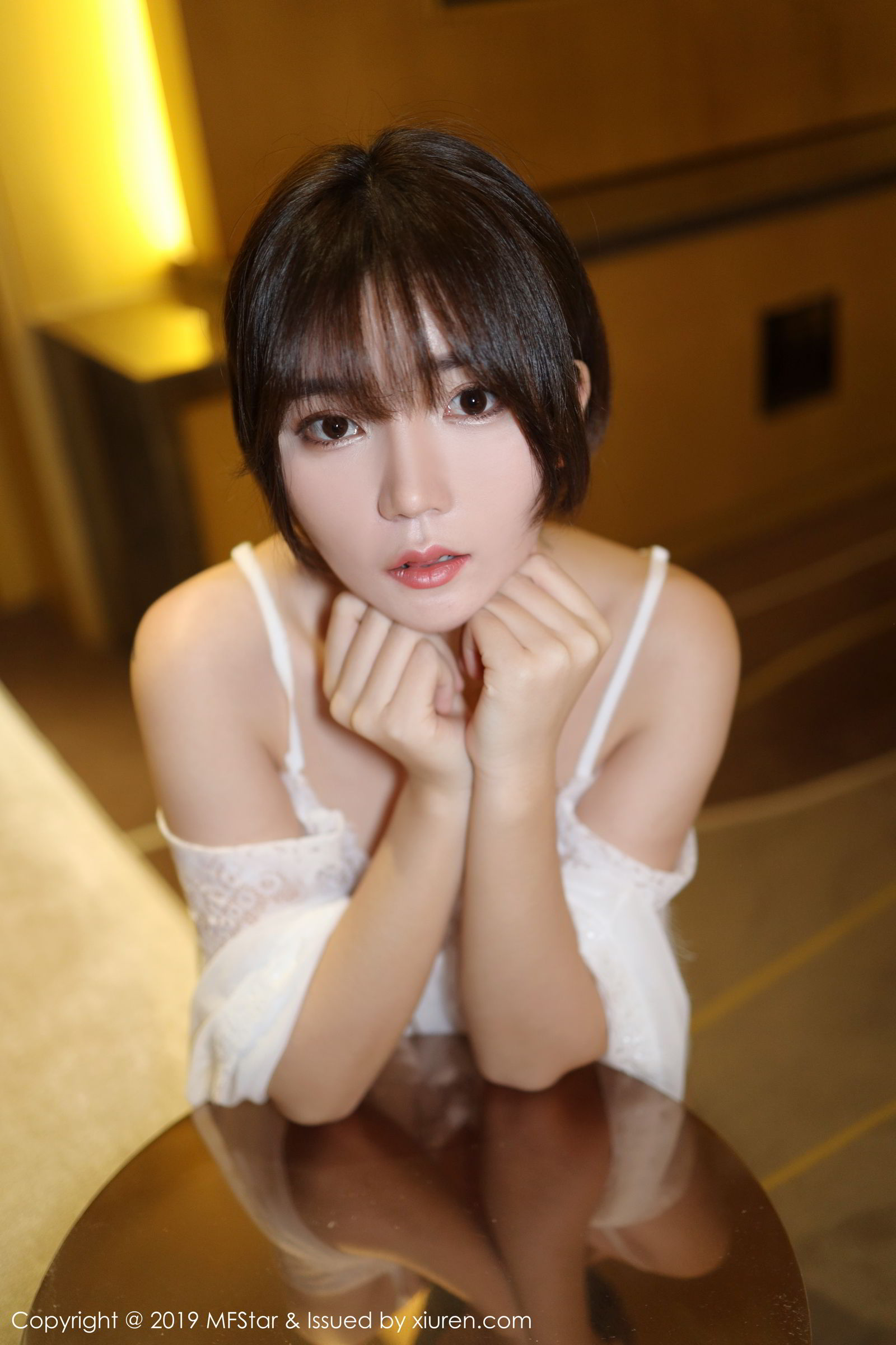 靓丽美女冷不丁 曼妙娇躯薄纱诱惑