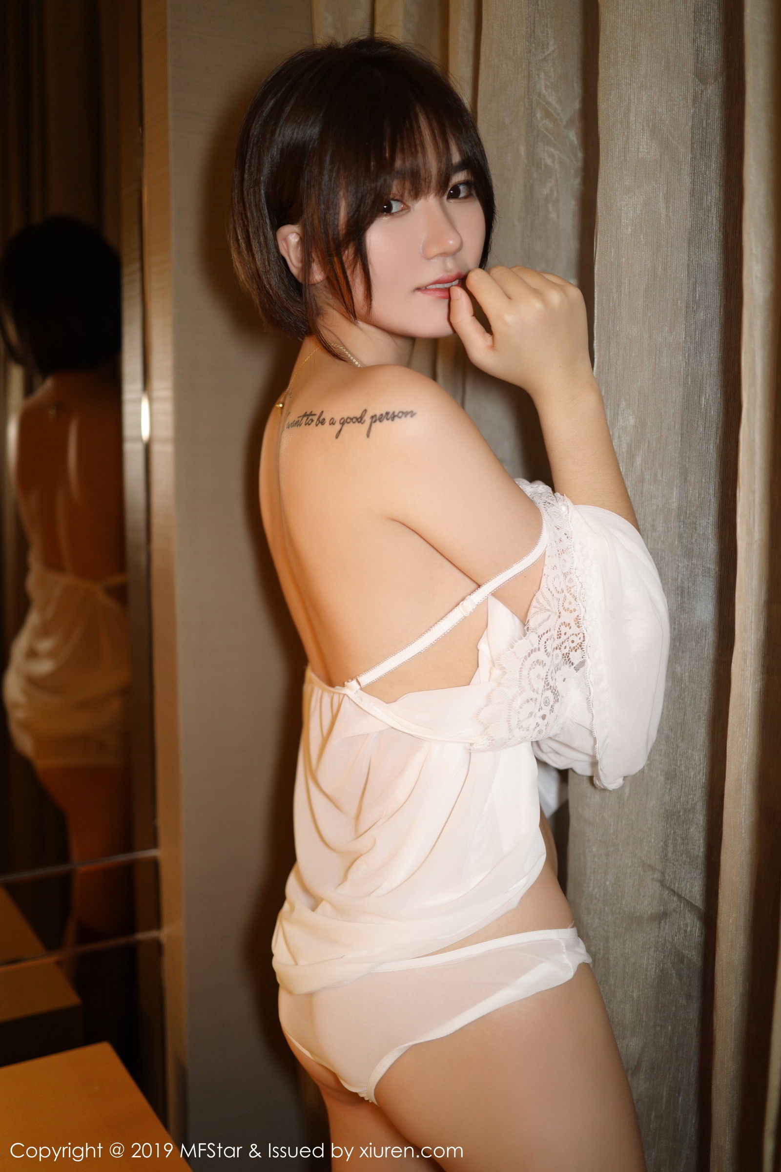 靓丽美女冷不丁 曼妙娇躯薄纱诱惑