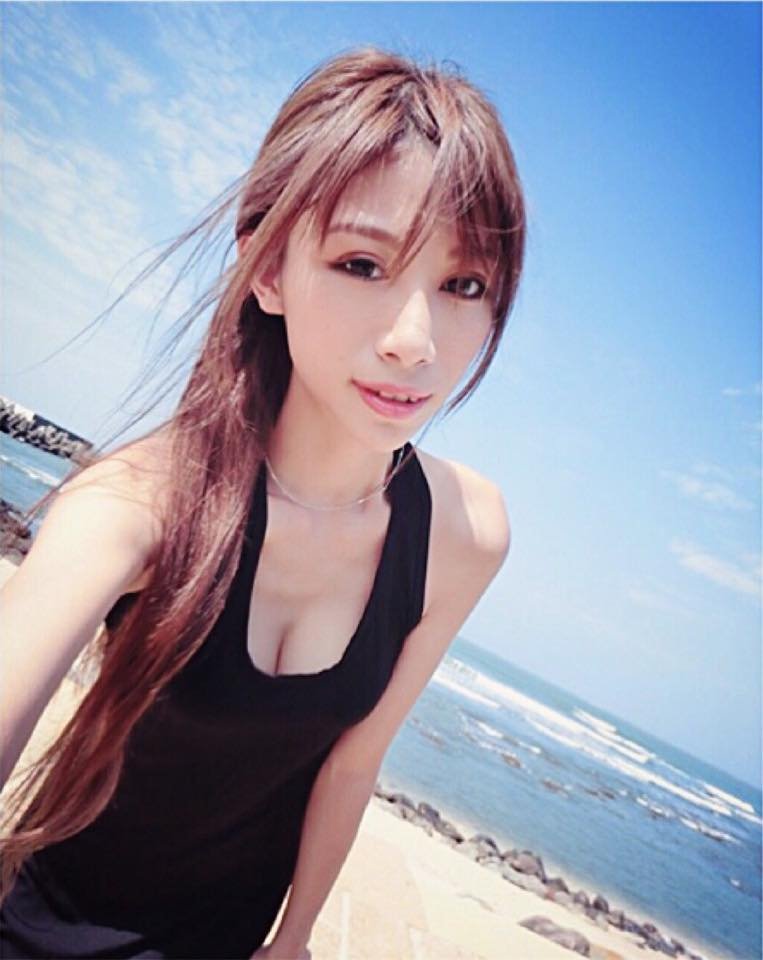 何允臻 长腿C奶小蛮腰性感美照大放送