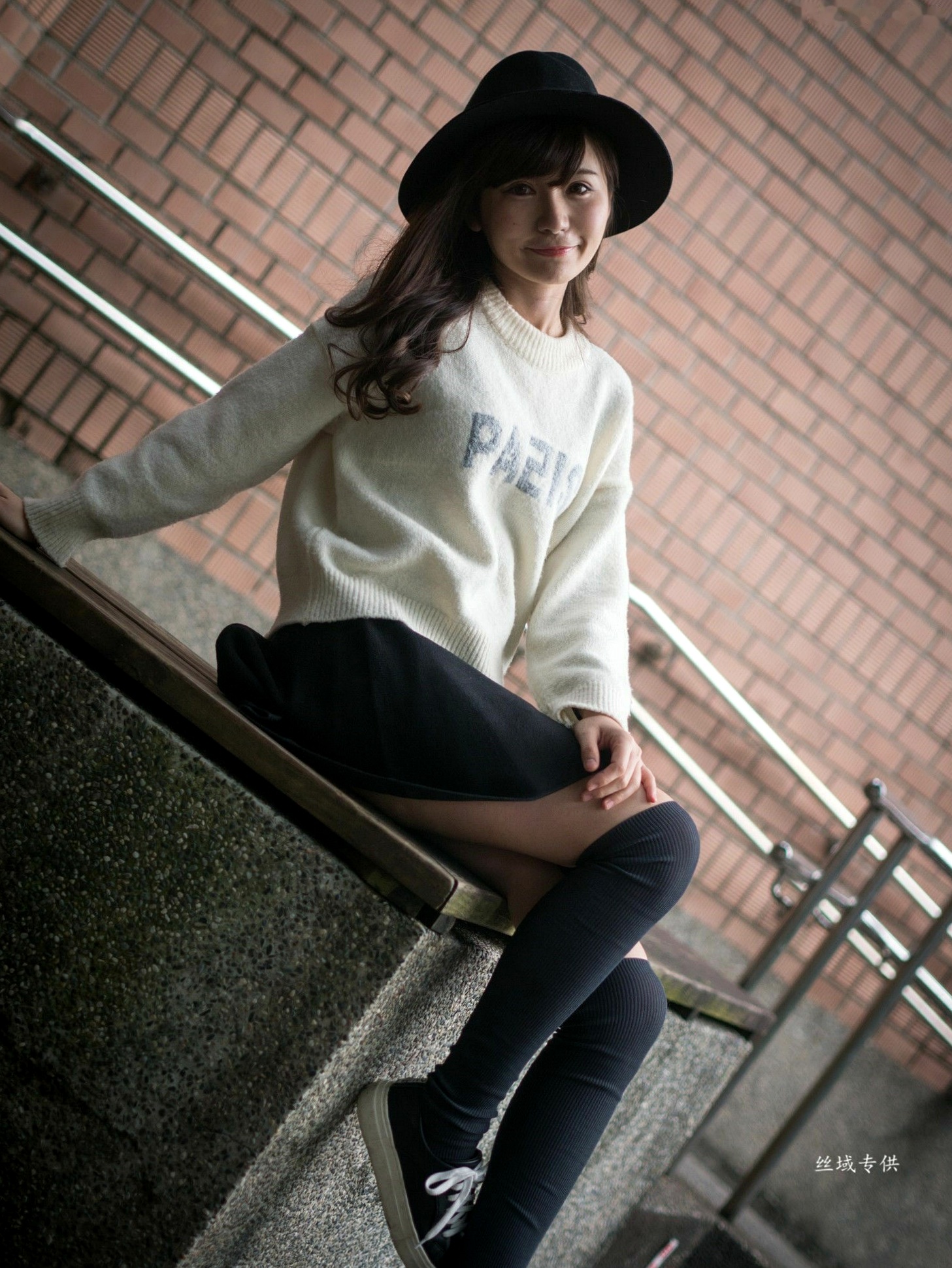 Gallery - 台湾正妹艾比《台湾大学》户外街拍女神写真集，清新学院风白毛衣少女私房照 [158P]台湾清新户外萌系治愈系 艾比女神私房照_秀色女神 - image 4