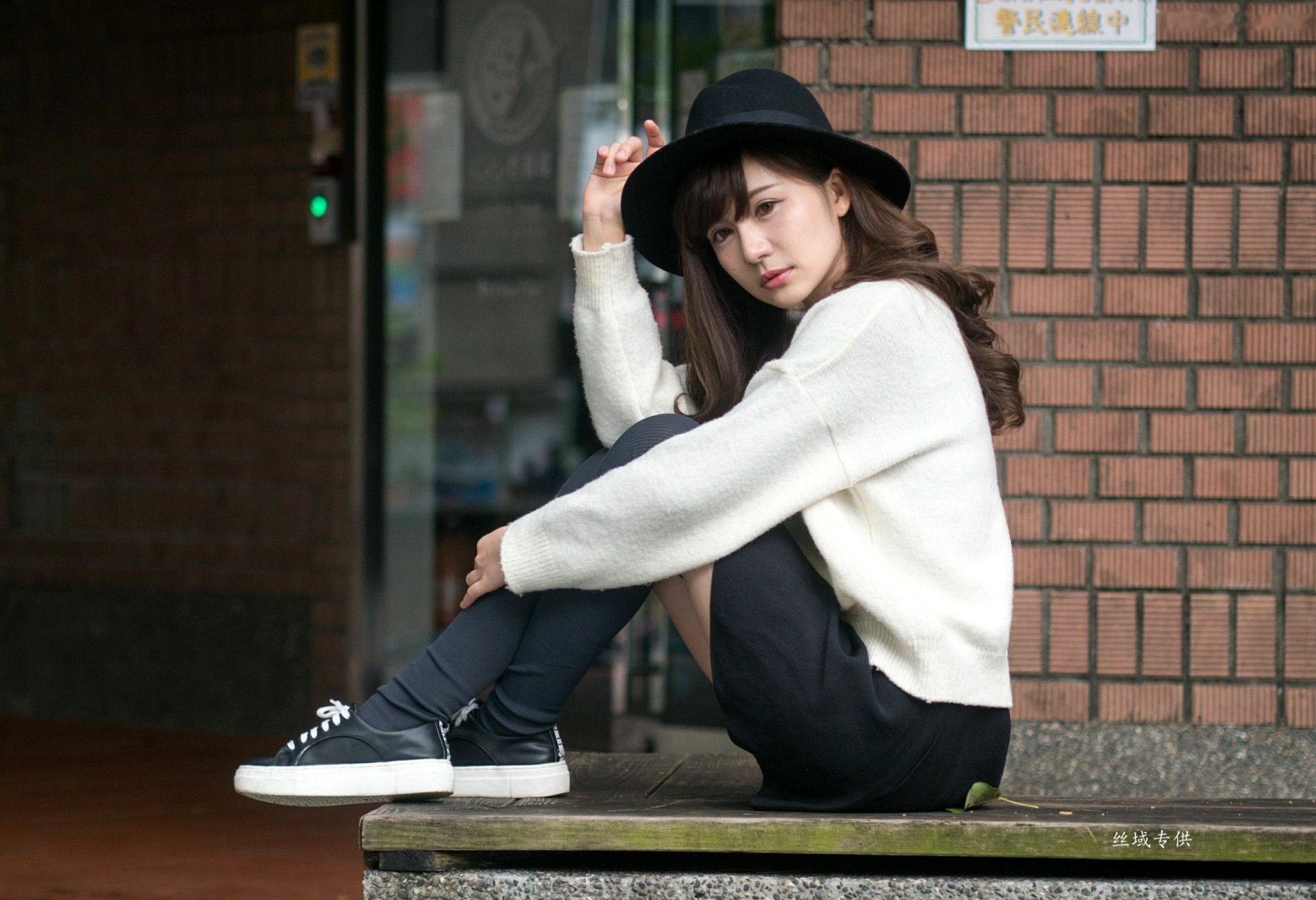 Gallery - 台湾正妹艾比《台湾大学》户外街拍女神写真集，清新学院风白毛衣少女私房照 [158P]台湾清新户外萌系治愈系 艾比女神私房照_秀色女神 - image 6