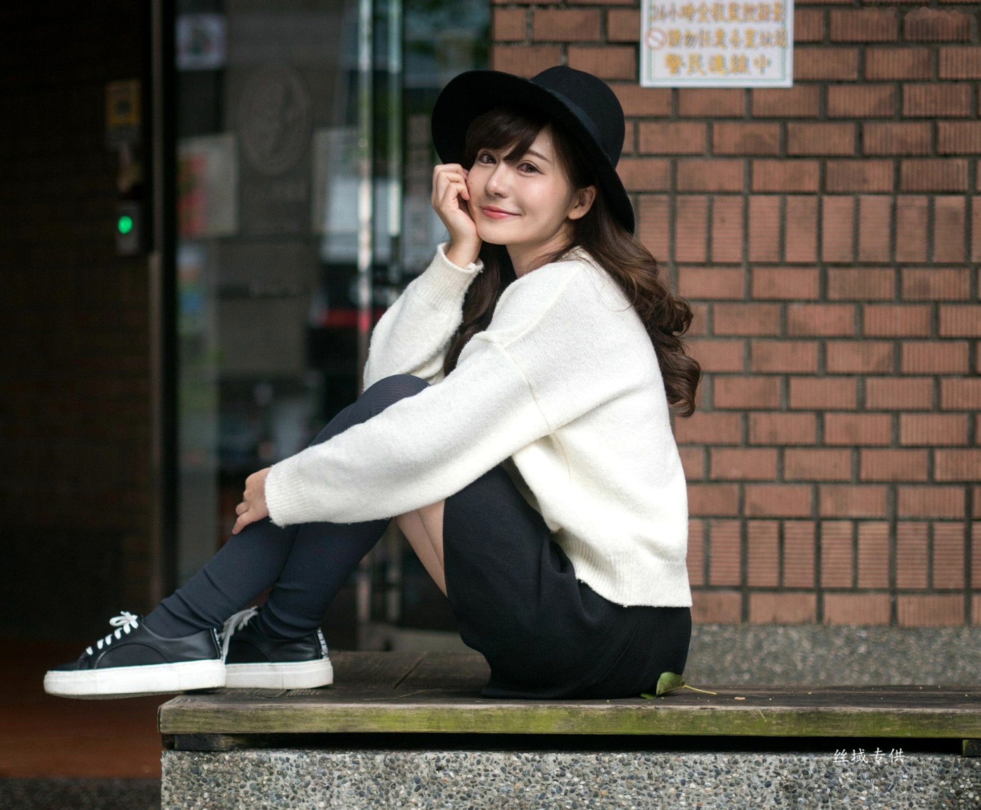 Gallery - 台湾正妹艾比《台湾大学》户外街拍女神写真集，清新学院风白毛衣少女私房照 [158P]台湾清新户外萌系治愈系 艾比女神私房照_秀色女神 - image 7