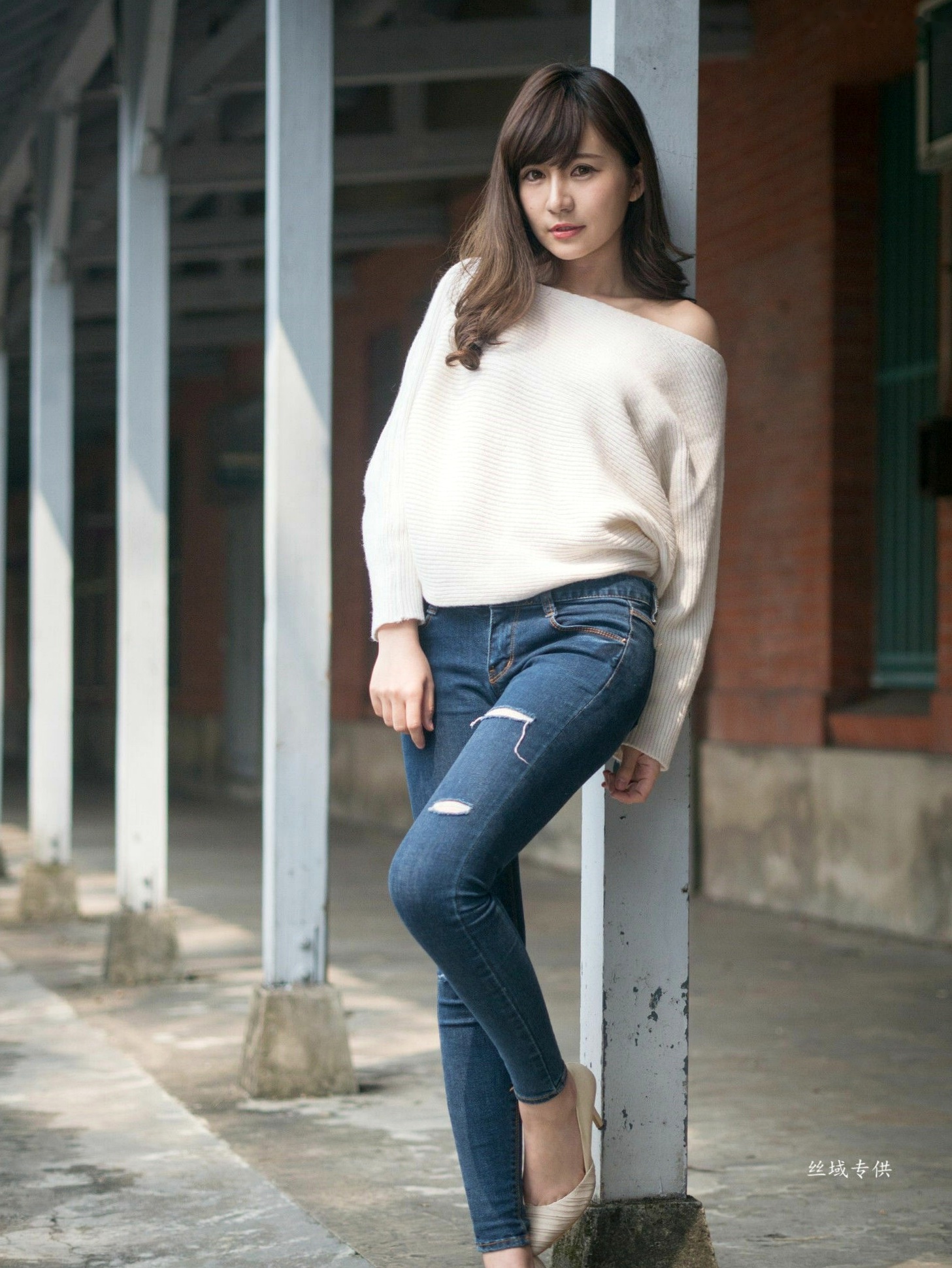 Gallery - 台湾正妹艾比《台湾大学》户外街拍女神写真集，清新学院风白毛衣少女私房照 [158P]台湾清新户外萌系治愈系 艾比女神私房照_秀色女神 - image 43