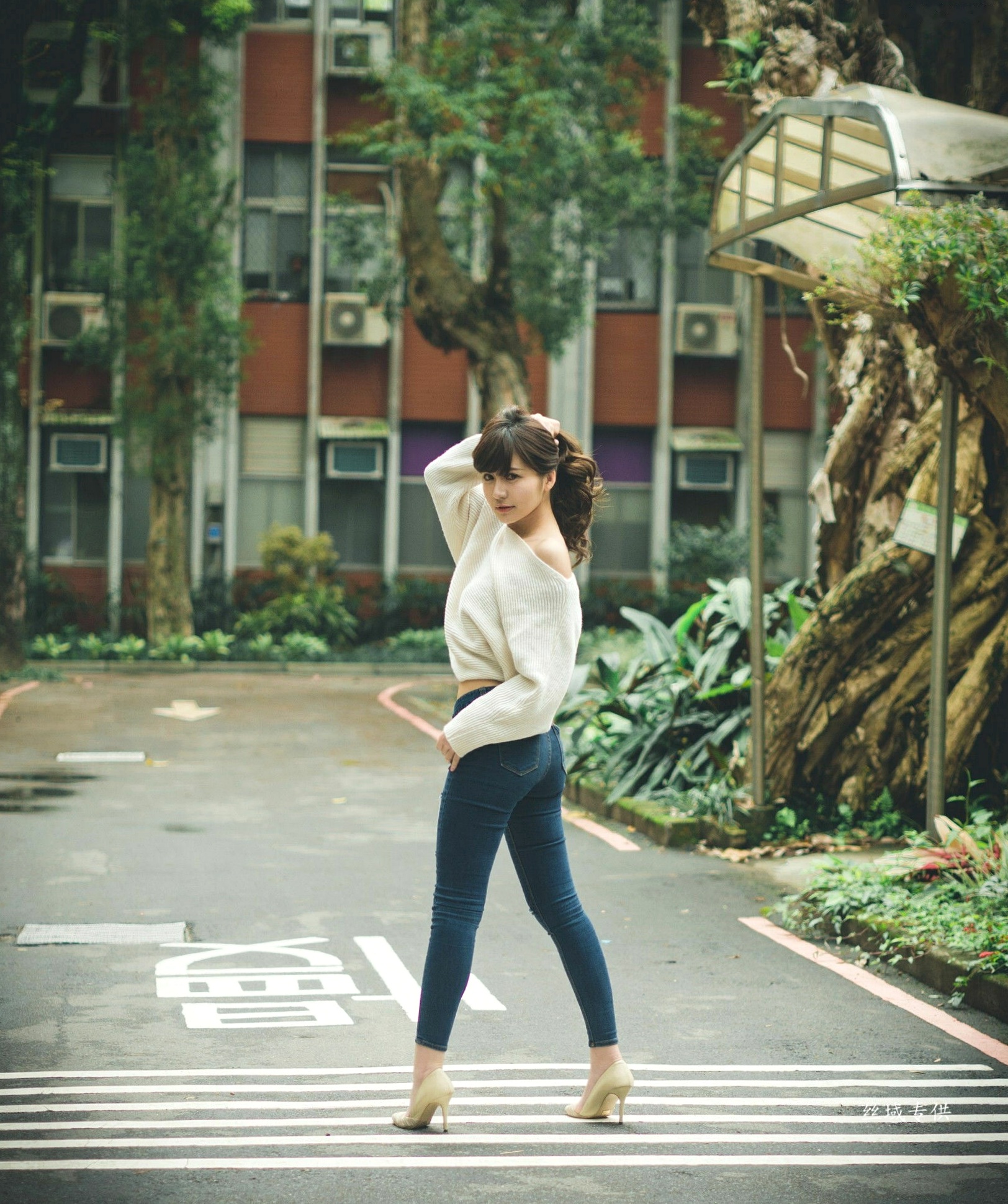 Gallery - 台湾正妹艾比《台湾大学》户外街拍女神写真集，清新学院风白毛衣少女私房照 [158P]台湾清新户外萌系治愈系 艾比女神私房照_秀色女神 - image 110