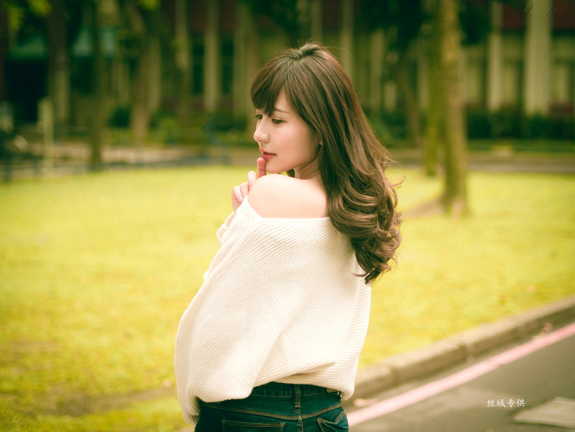 Gallery - 台湾正妹艾比《台湾大学》户外街拍女神写真集，清新学院风白毛衣少女私房照 [158P]台湾清新户外萌系治愈系 艾比女神私房照_秀色女神 - image 111