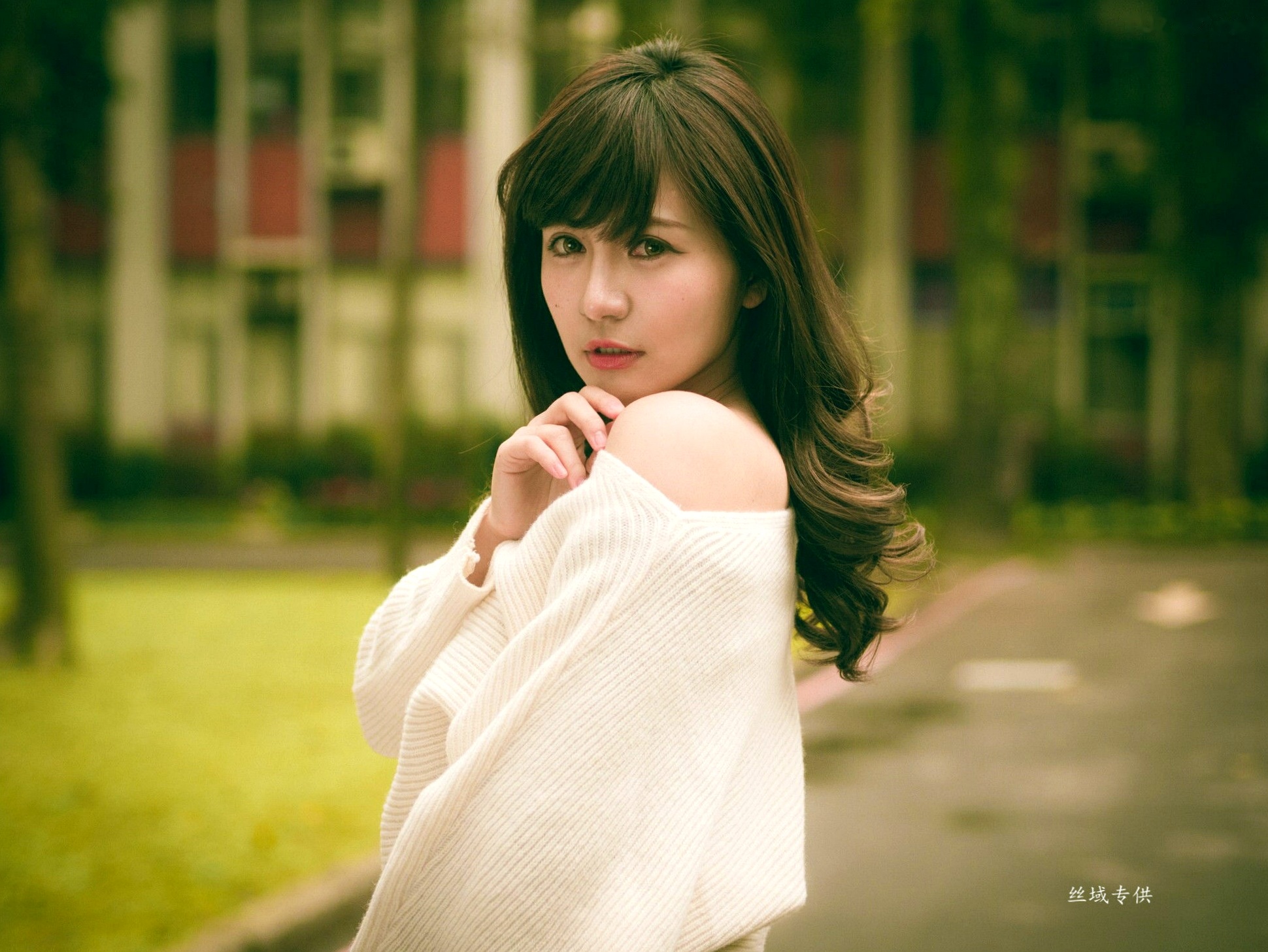 Gallery - 台湾正妹艾比《台湾大学》户外街拍女神写真集，清新学院风白毛衣少女私房照 [158P]台湾清新户外萌系治愈系 艾比女神私房照_秀色女神 - image 112