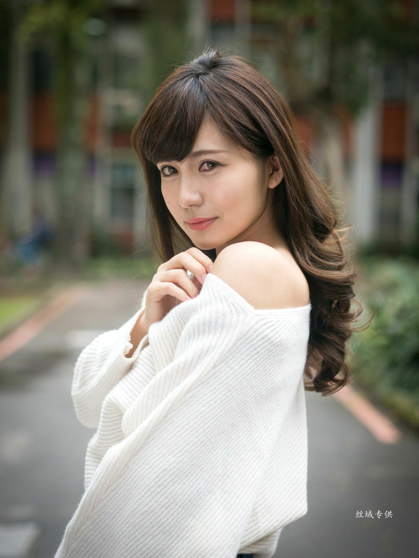 Gallery - 台湾正妹艾比《台湾大学》户外街拍女神写真集，清新学院风白毛衣少女私房照 [158P]台湾清新户外萌系治愈系 艾比女神私房照_秀色女神 - image 114
