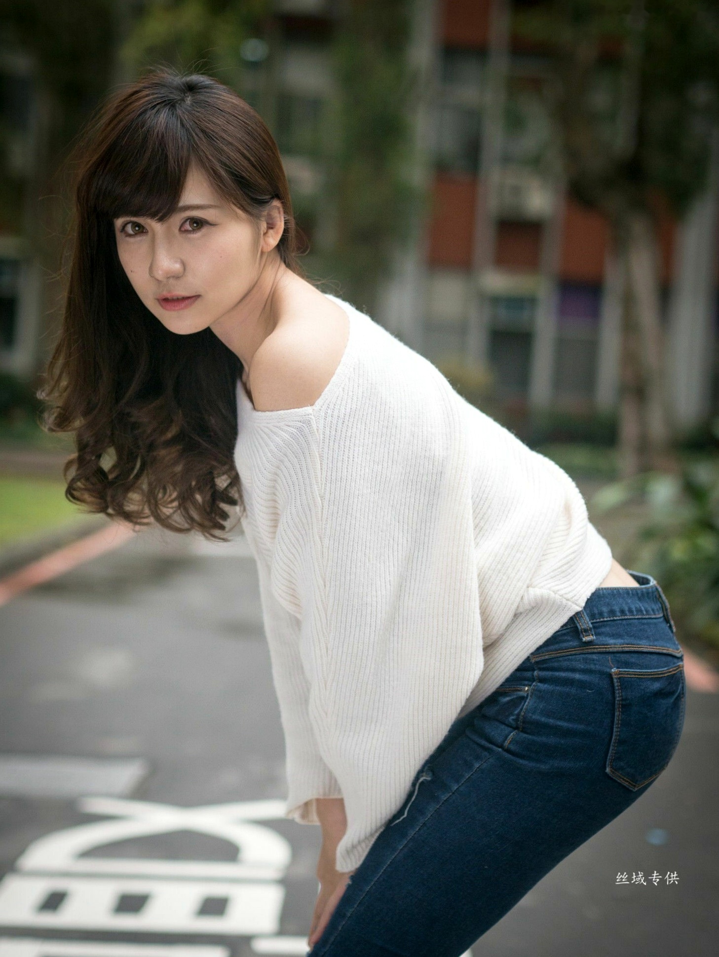 Gallery - 台湾正妹艾比《台湾大学》户外街拍女神写真集，清新学院风白毛衣少女私房照 [158P]台湾清新户外萌系治愈系 艾比女神私房照_秀色女神 - image 117