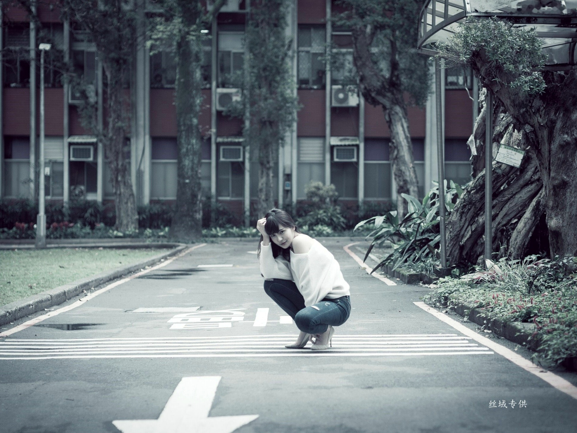 Gallery - 台湾正妹艾比《台湾大学》户外街拍女神写真集，清新学院风白毛衣少女私房照 [158P]台湾清新户外萌系治愈系 艾比女神私房照_秀色女神 - image 118
