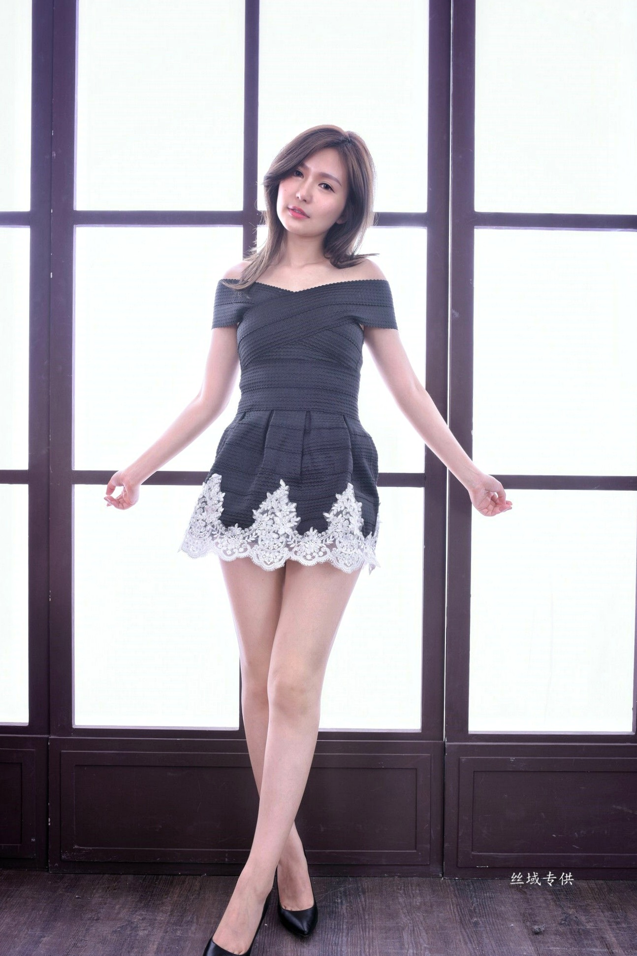 Gallery - 台湾正妹邱爱晨两套紧身抹胸裙写真，秀修长匀称美腿，尽显优雅性感私房照台湾美腿性感私房照气质 艾比女神私房照_秀色女神 - image 41
