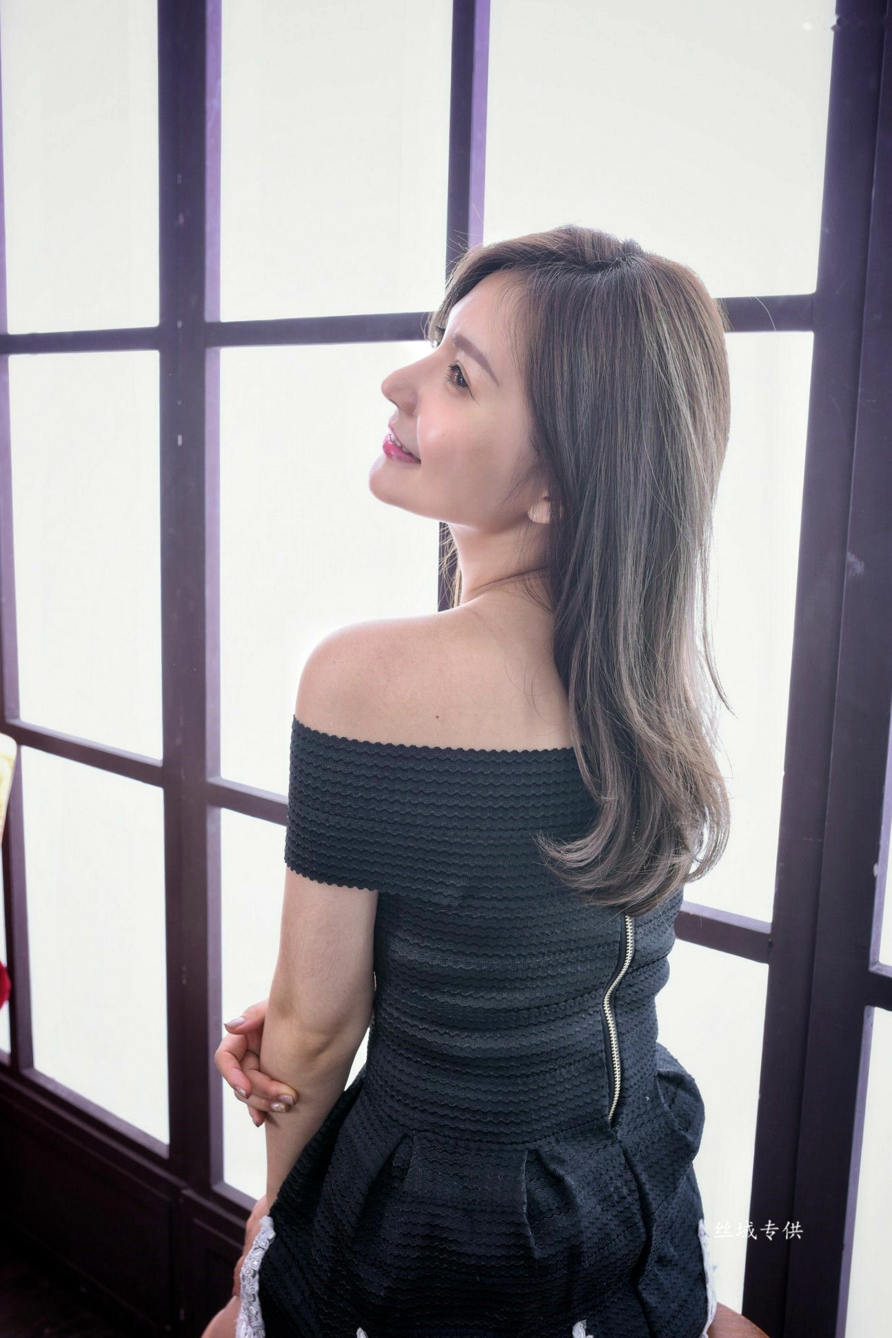 Gallery - 台湾正妹邱爱晨两套紧身抹胸裙写真，秀修长匀称美腿，尽显优雅性感私房照台湾美腿性感私房照气质 艾比女神私房照_秀色女神 - image 49
