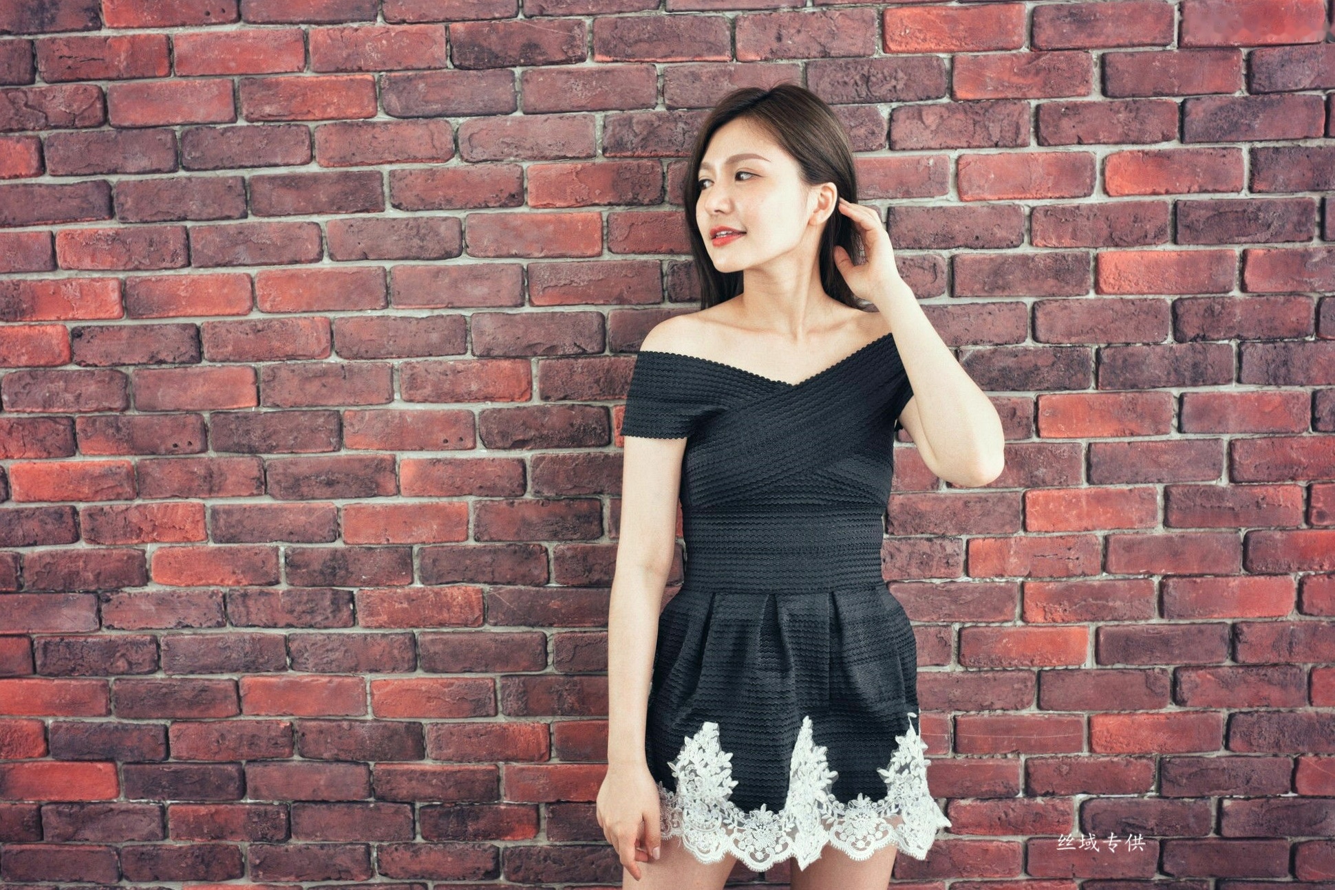 Gallery - 台湾正妹邱爱晨两套紧身抹胸裙写真，秀修长匀称美腿，尽显优雅性感私房照台湾美腿性感私房照气质 艾比女神私房照_秀色女神 - image 70