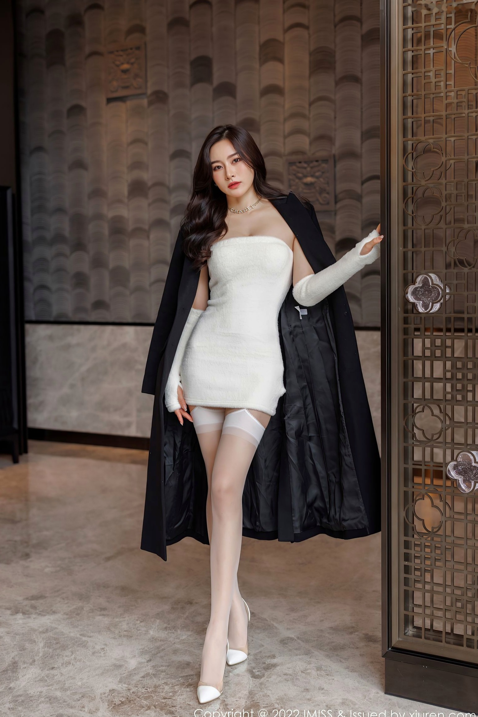 Gallery - IMiss爱蜜社 - Honey Club -671-Vanessa-纯白蕾丝内衣白丝吊带袜私房写真，居家卧室风格尽显极致性感尤物魅力爱蜜社 - Honey Club 性感内衣丝袜私房照 任育萱女神私房照_秀色女神 - image 5