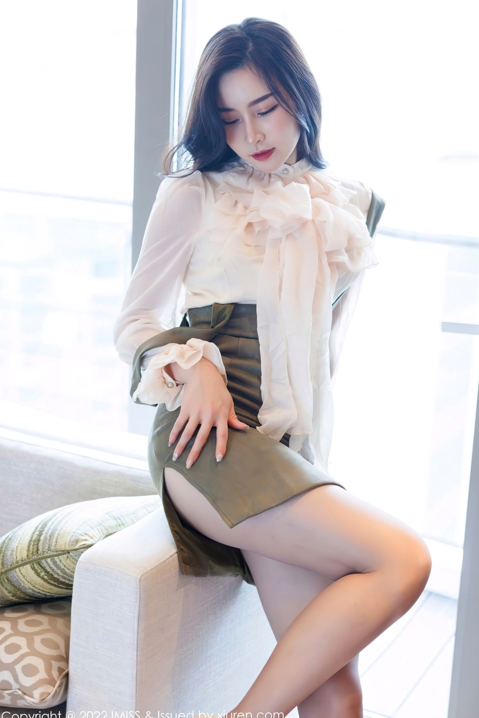 Gallery - IMiss爱蜜社 - Honey Club No.664 Vanessa私房写真：白衣吊带短裙制服诱惑，蕾丝内衣与性感肉丝尽显轻熟女神知性美爱蜜社 - Honey Club 性感制服丝袜私房照 任育萱女神私房照_秀色女神 - image 2