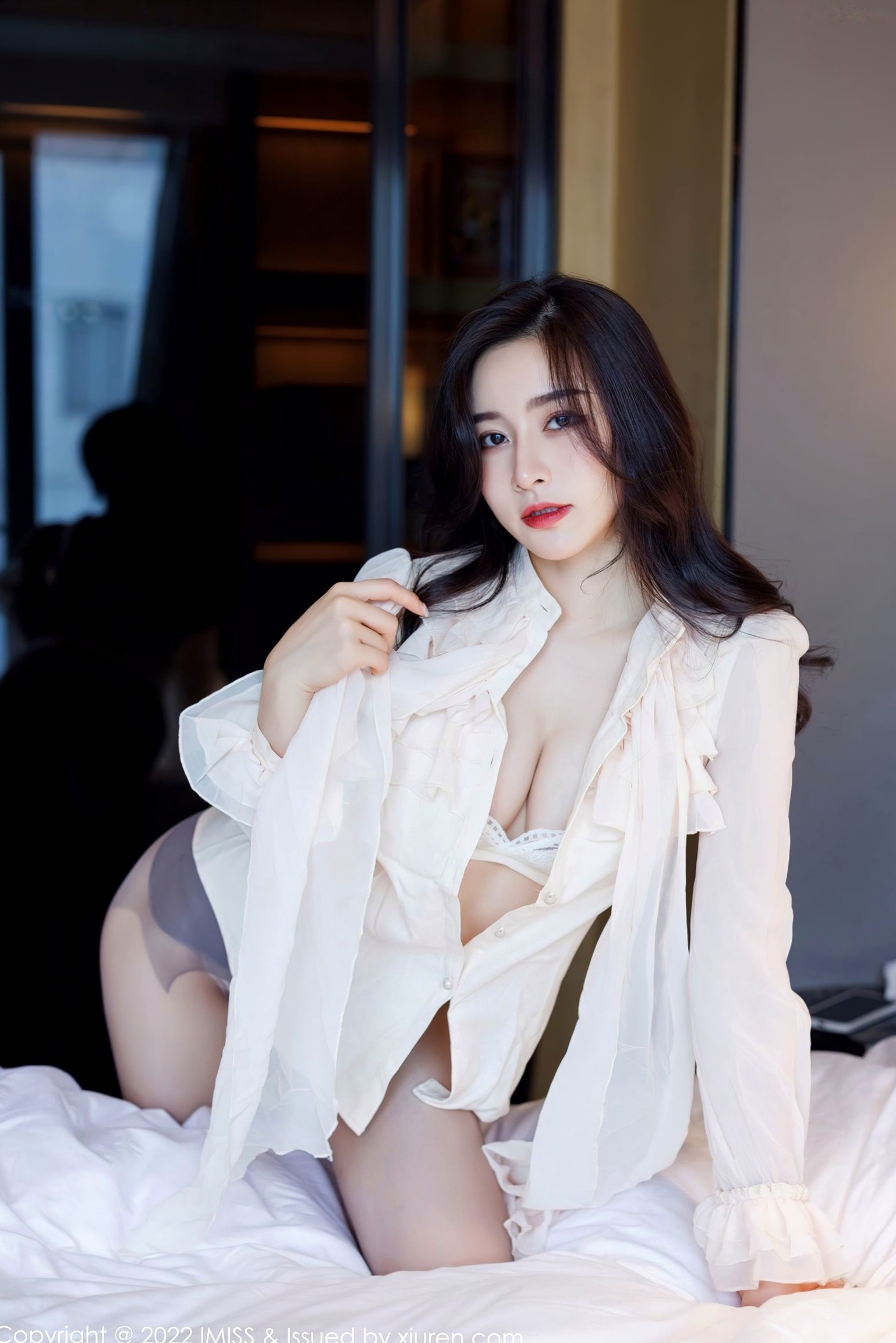 Gallery - IMiss爱蜜社 - Honey Club No.664 Vanessa私房写真：白衣吊带短裙制服诱惑，蕾丝内衣与性感肉丝尽显轻熟女神知性美爱蜜社 - Honey Club 性感制服丝袜私房照 任育萱女神私房照_秀色女神 - image 41