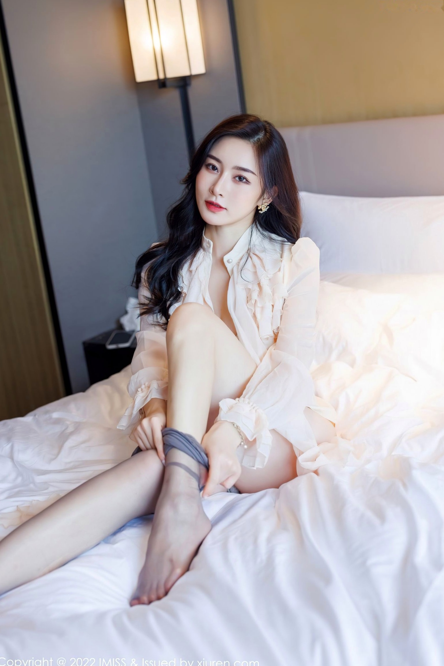 Gallery - IMiss爱蜜社 - Honey Club No.664 Vanessa私房写真：白衣吊带短裙制服诱惑，蕾丝内衣与性感肉丝尽显轻熟女神知性美爱蜜社 - Honey Club 性感制服丝袜私房照 任育萱女神私房照_秀色女神 - image 57