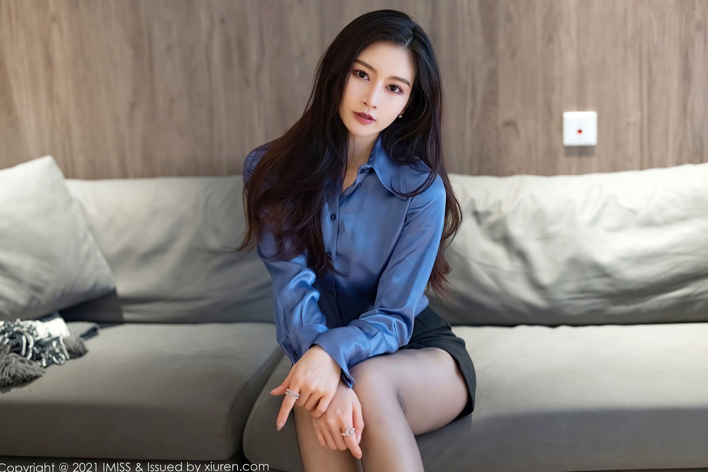 Gallery - IMiss爱蜜社 - Honey Club 604期：Vanessa职场OL蓝衬衫黑短裙性感套图，绝美黑丝私房诱惑写真爱蜜社 - Honey Club 性感诱惑黑丝制服 任育萱女神私房照_秀色女神 - image 11
