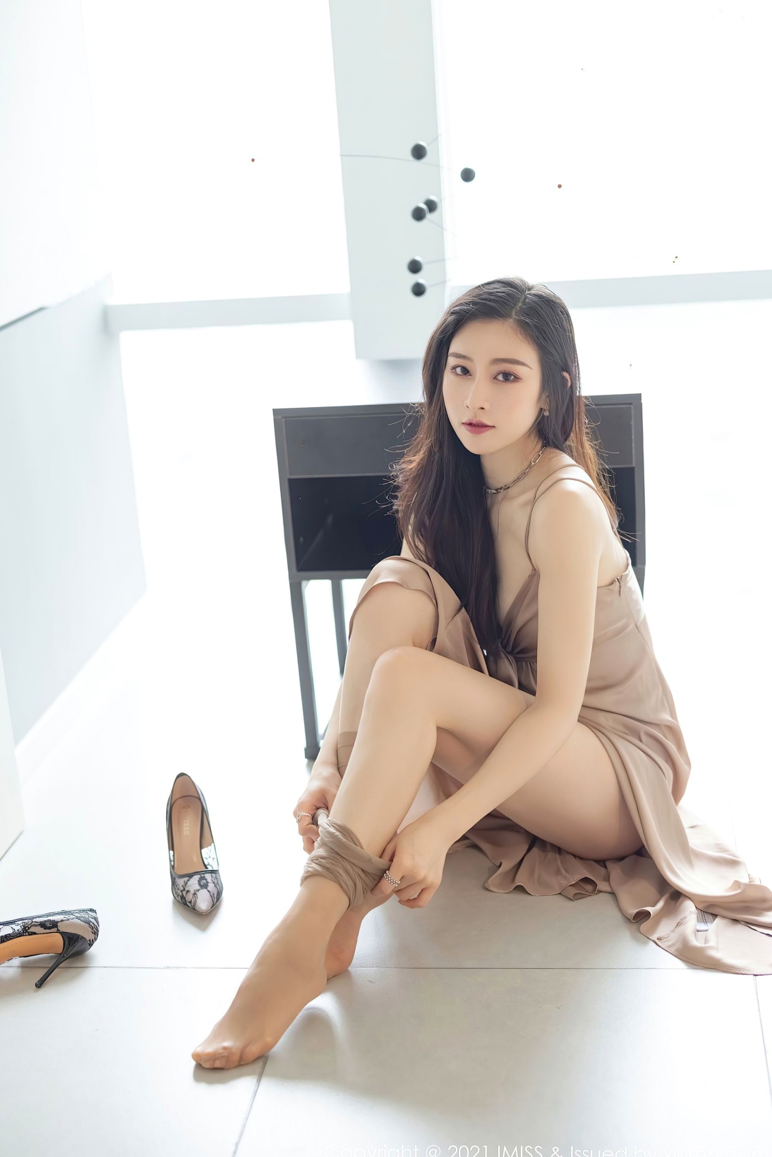 Gallery - IMiss爱蜜社 - Honey Club 592期Vanessa：居家吊带礼服与白色蕾丝睡衣私房写真，唯美优雅展现极致性感爱蜜社 - Honey Club 性感私房照丝袜气质 任育萱女神私房照_秀色女神 - image 17