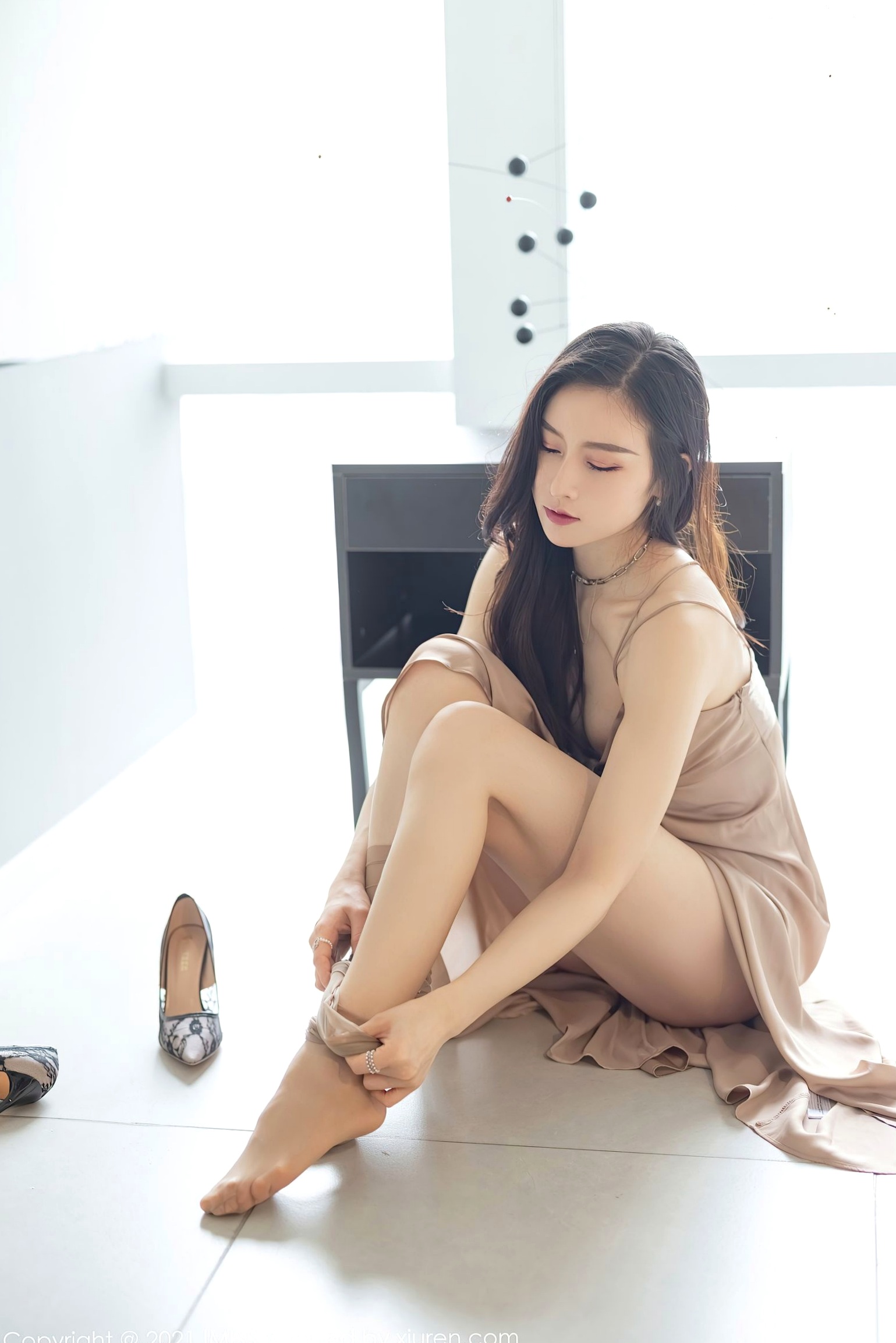 Gallery - IMiss爱蜜社 - Honey Club 592期Vanessa：居家吊带礼服与白色蕾丝睡衣私房写真，唯美优雅展现极致性感爱蜜社 - Honey Club 性感私房照丝袜气质 任育萱女神私房照_秀色女神 - image 18