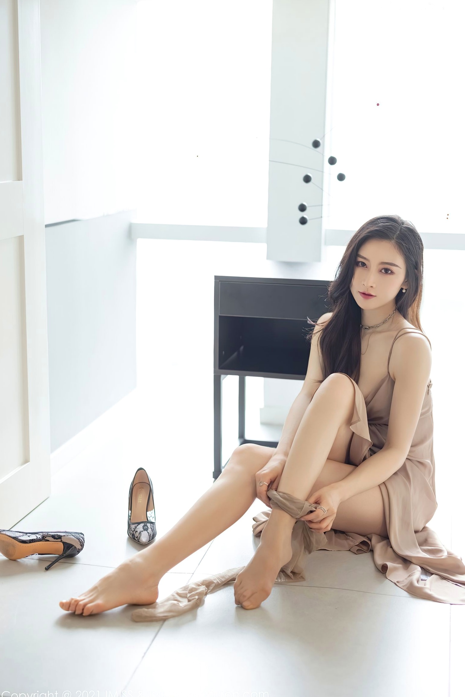 Gallery - IMiss爱蜜社 - Honey Club 592期Vanessa：居家吊带礼服与白色蕾丝睡衣私房写真，唯美优雅展现极致性感爱蜜社 - Honey Club 性感私房照丝袜气质 任育萱女神私房照_秀色女神 - image 19