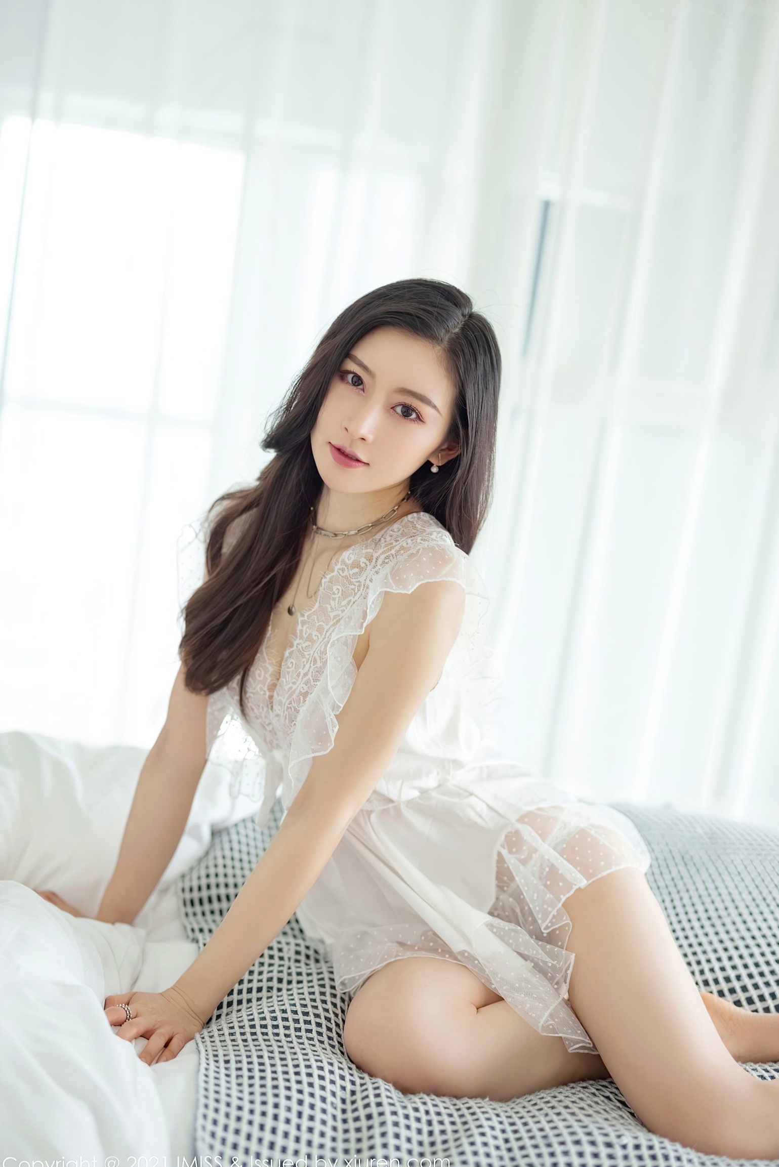 Gallery - IMiss爱蜜社 - Honey Club 592期Vanessa：居家吊带礼服与白色蕾丝睡衣私房写真，唯美优雅展现极致性感爱蜜社 - Honey Club 性感私房照丝袜气质 任育萱女神私房照_秀色女神 - image 25