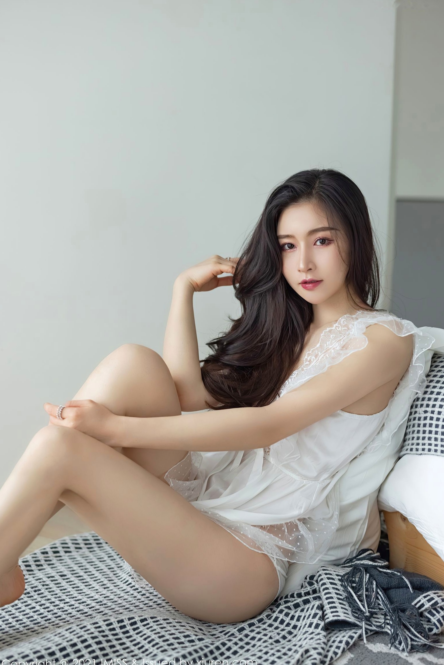Gallery - IMiss爱蜜社 - Honey Club 592期Vanessa：居家吊带礼服与白色蕾丝睡衣私房写真，唯美优雅展现极致性感爱蜜社 - Honey Club 性感私房照丝袜气质 任育萱女神私房照_秀色女神 - image 32