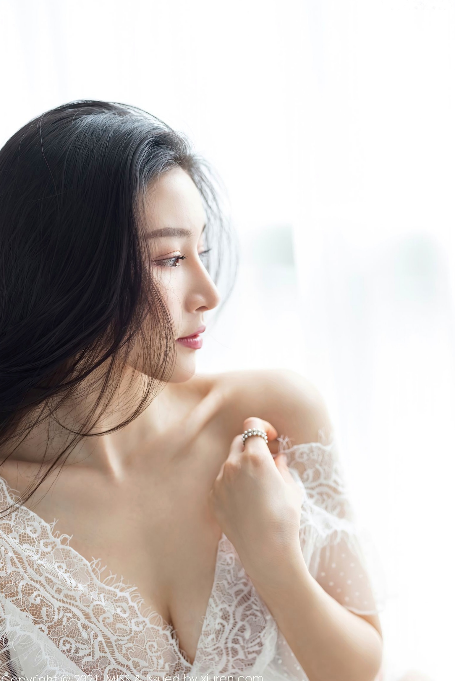 Gallery - IMiss爱蜜社 - Honey Club 592期Vanessa：居家吊带礼服与白色蕾丝睡衣私房写真，唯美优雅展现极致性感爱蜜社 - Honey Club 性感私房照丝袜气质 任育萱女神私房照_秀色女神 - image 39