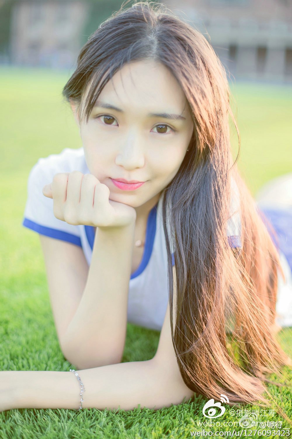 呢行 青涩妹子超养眼外拍写真图