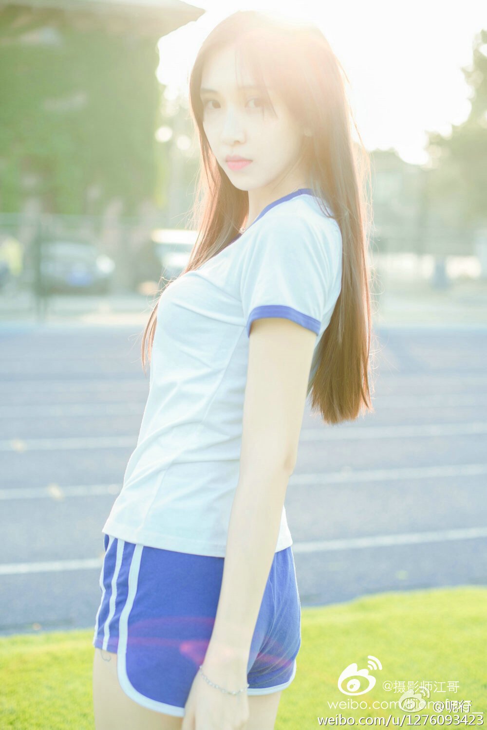 呢行 青涩妹子超养眼外拍写真图