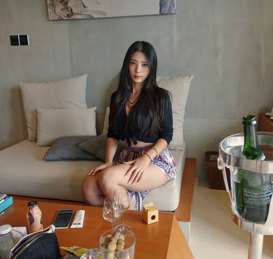 Soy Kim 不科学的身材令人惊诧
