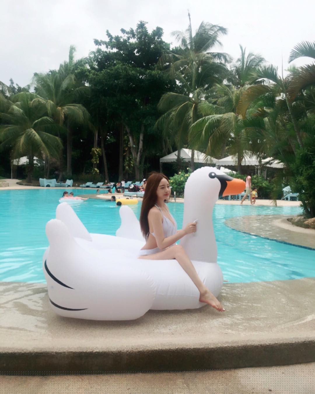 르미룸 气质牛奶妹好身材藏不住
