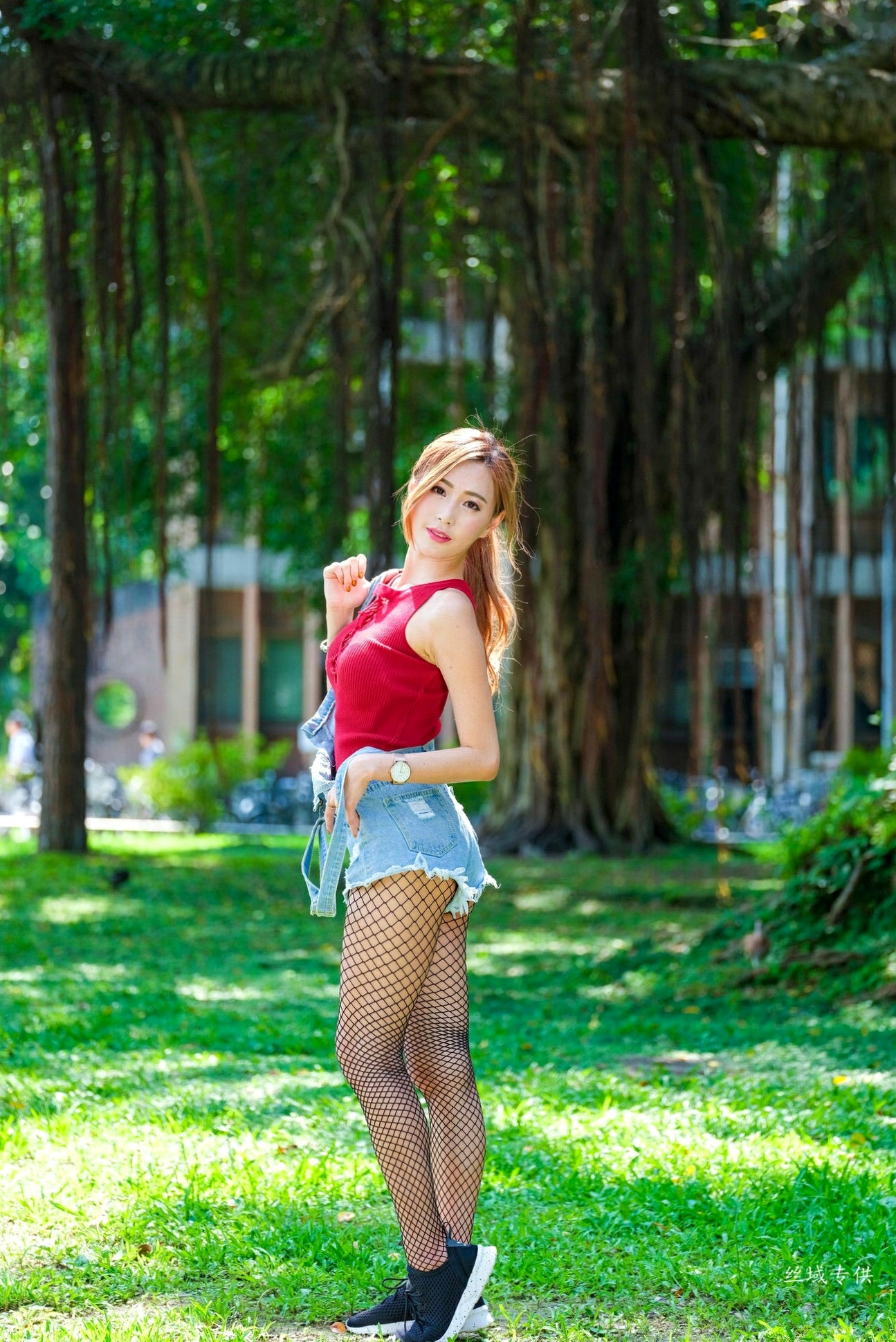 Gallery - 台湾正妹_黄艾比户外清新写真集：红色绑带背心搭配牛仔背带裤与网袜，尽显青春活力美腿台湾美腿街拍丝袜清新 黄艾比女神私房照_秀色女神 - image 5