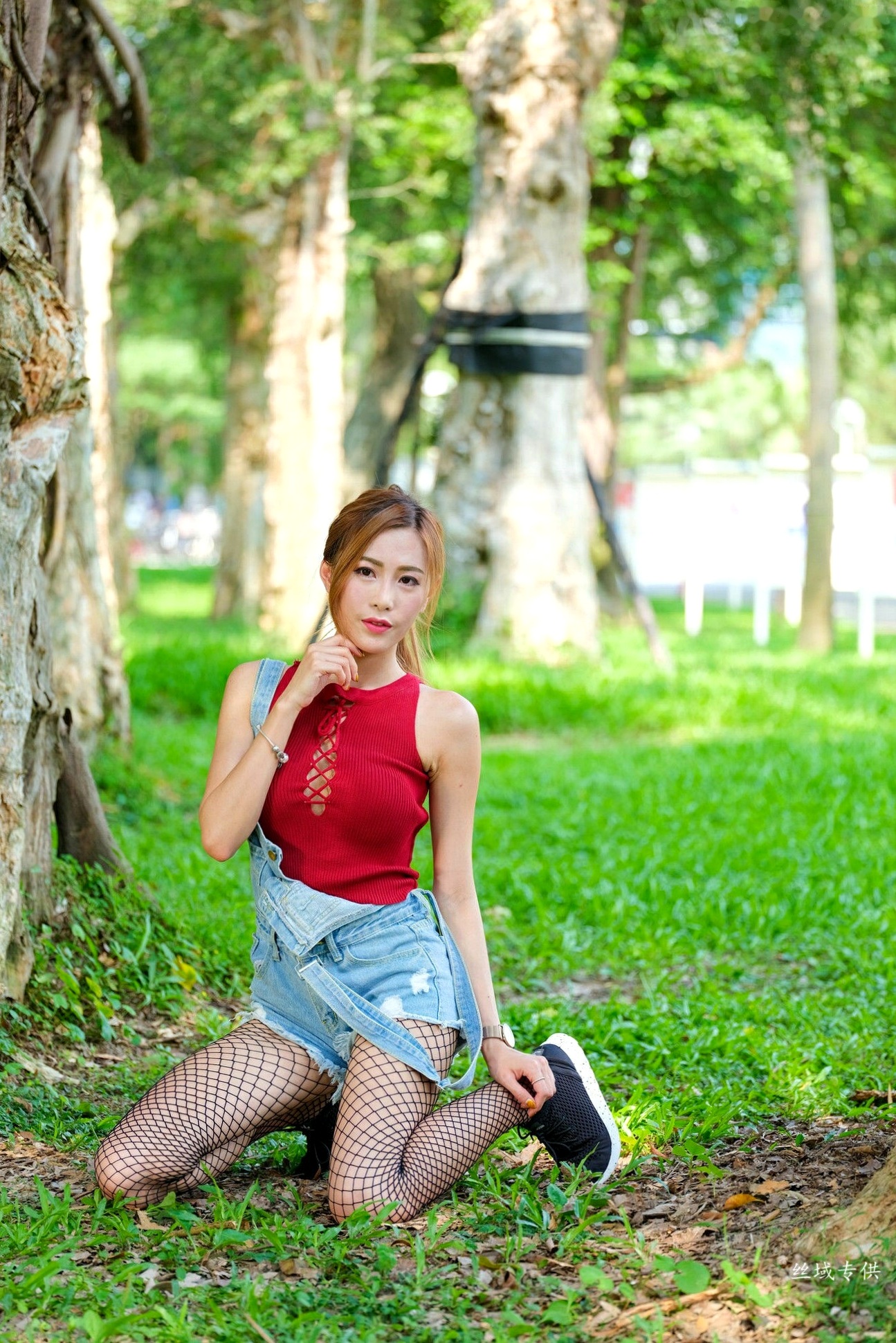 Gallery - 台湾正妹_黄艾比户外清新写真集：红色绑带背心搭配牛仔背带裤与网袜，尽显青春活力美腿台湾美腿街拍丝袜清新 黄艾比女神私房照_秀色女神 - image 8