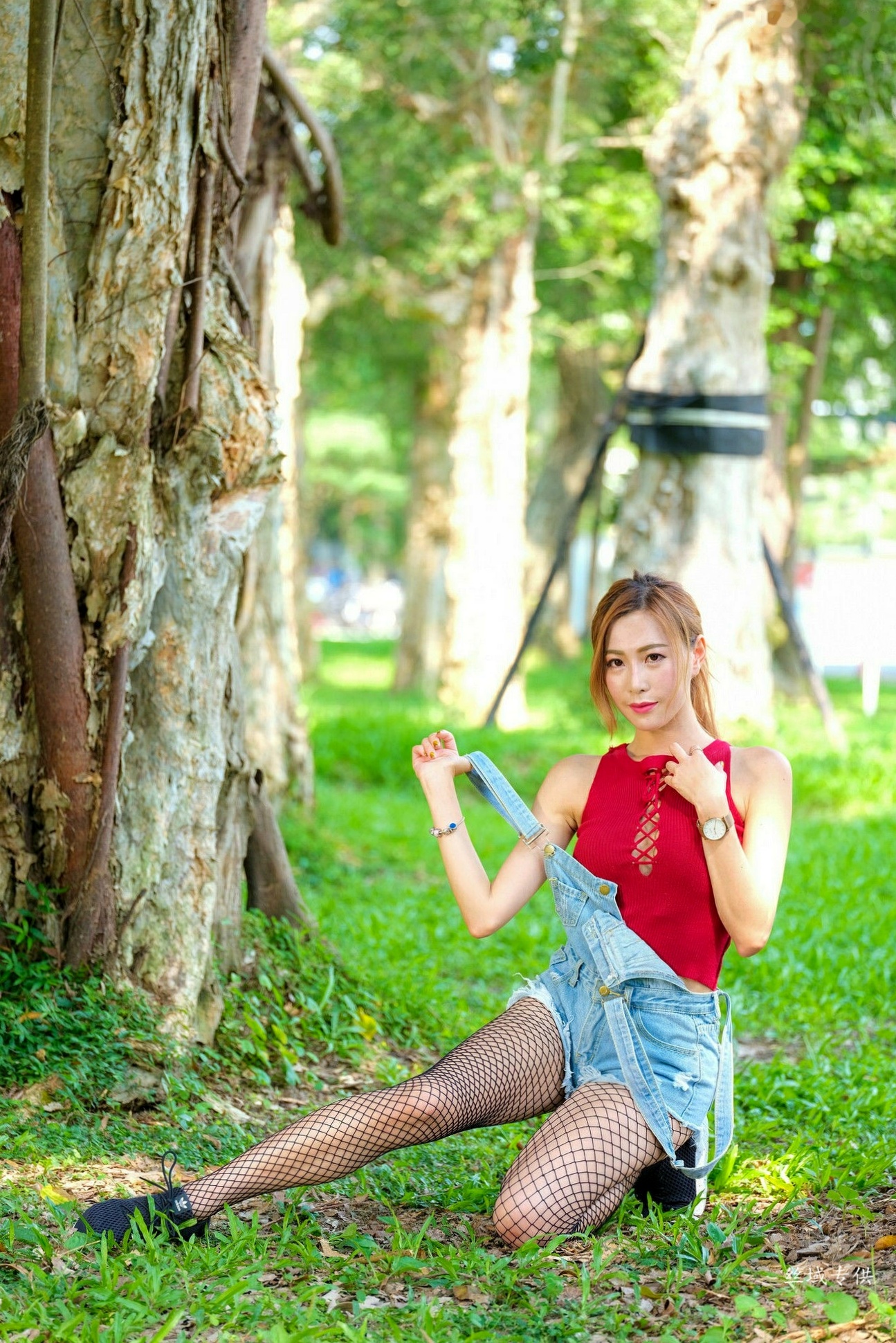 Gallery - 台湾正妹_黄艾比户外清新写真集：红色绑带背心搭配牛仔背带裤与网袜，尽显青春活力美腿台湾美腿街拍丝袜清新 黄艾比女神私房照_秀色女神 - image 10