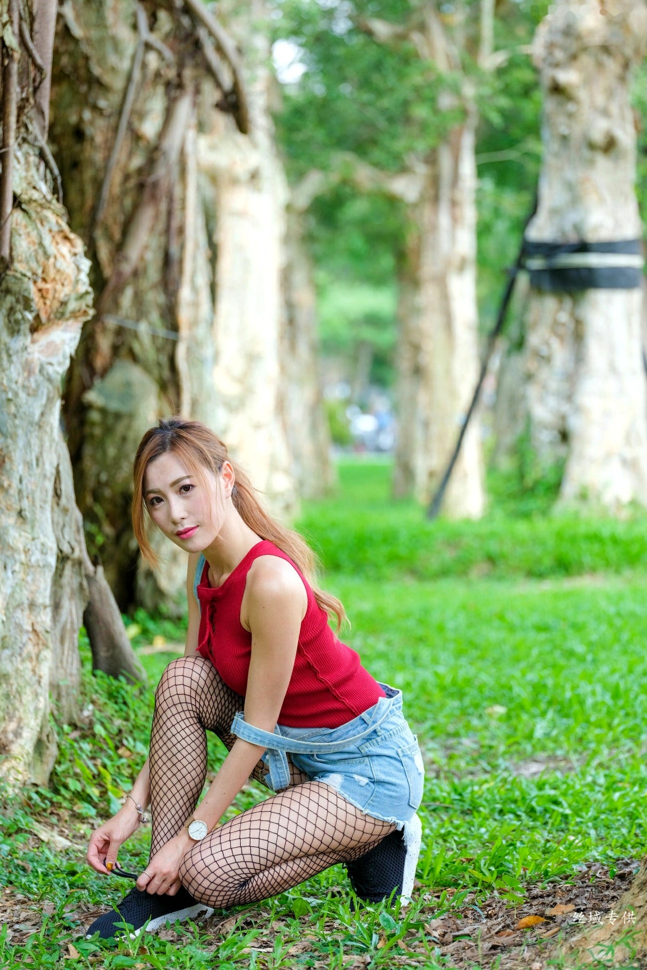 Gallery - 台湾正妹_黄艾比户外清新写真集：红色绑带背心搭配牛仔背带裤与网袜，尽显青春活力美腿台湾美腿街拍丝袜清新 黄艾比女神私房照_秀色女神 - image 12