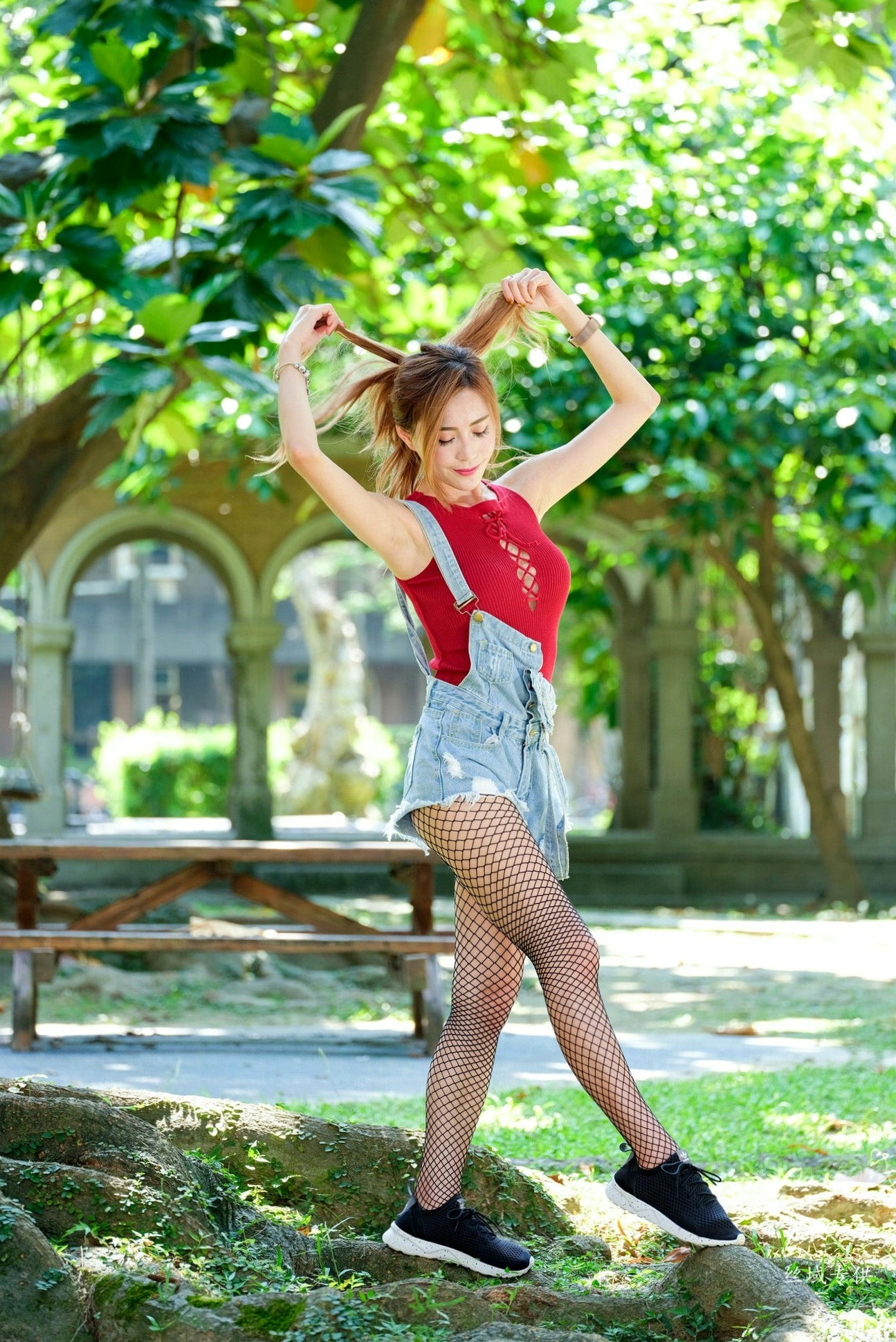 Gallery - 台湾正妹_黄艾比户外清新写真集：红色绑带背心搭配牛仔背带裤与网袜，尽显青春活力美腿台湾美腿街拍丝袜清新 黄艾比女神私房照_秀色女神 - image 13