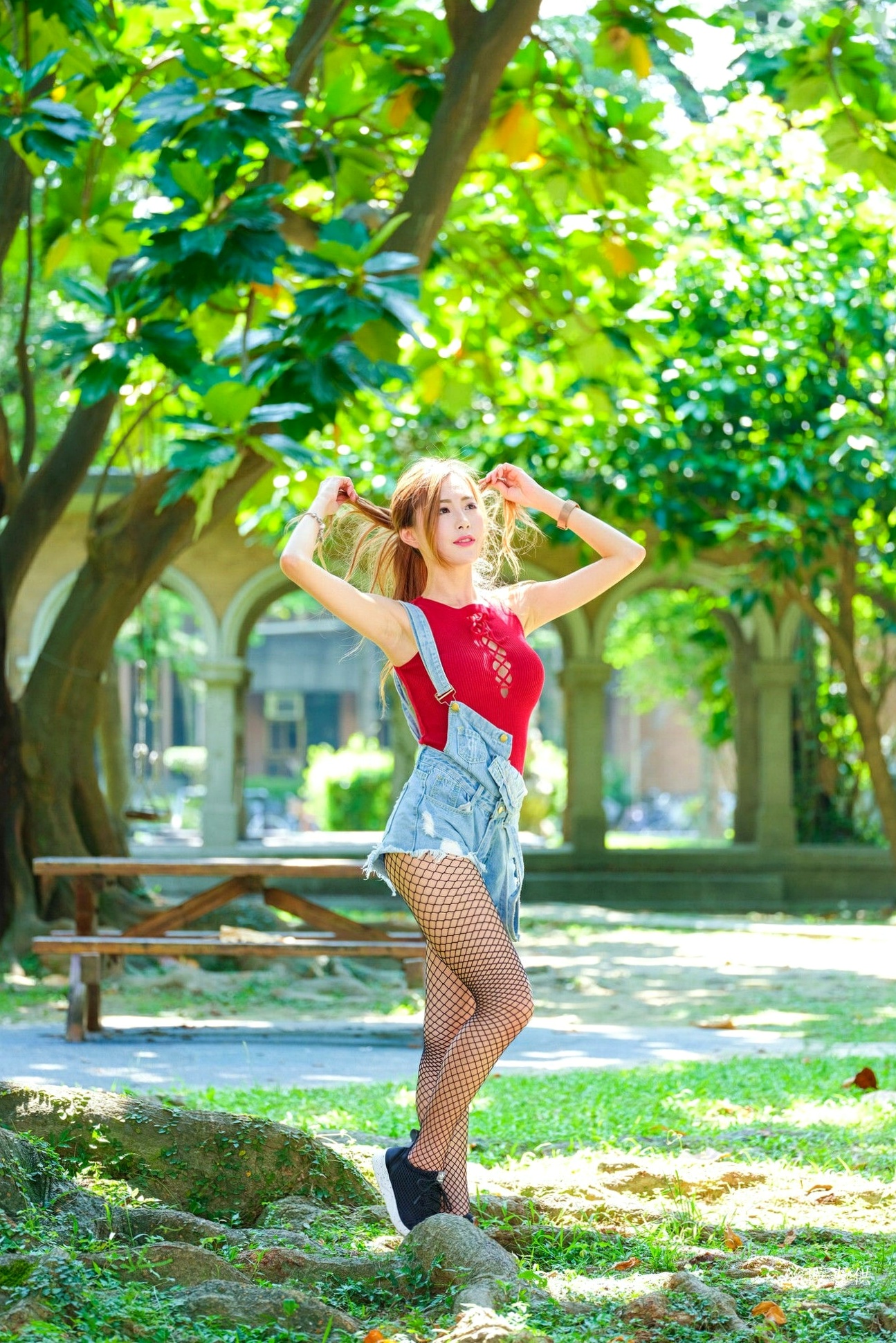 Gallery - 台湾正妹_黄艾比户外清新写真集：红色绑带背心搭配牛仔背带裤与网袜，尽显青春活力美腿台湾美腿街拍丝袜清新 黄艾比女神私房照_秀色女神 - image 29