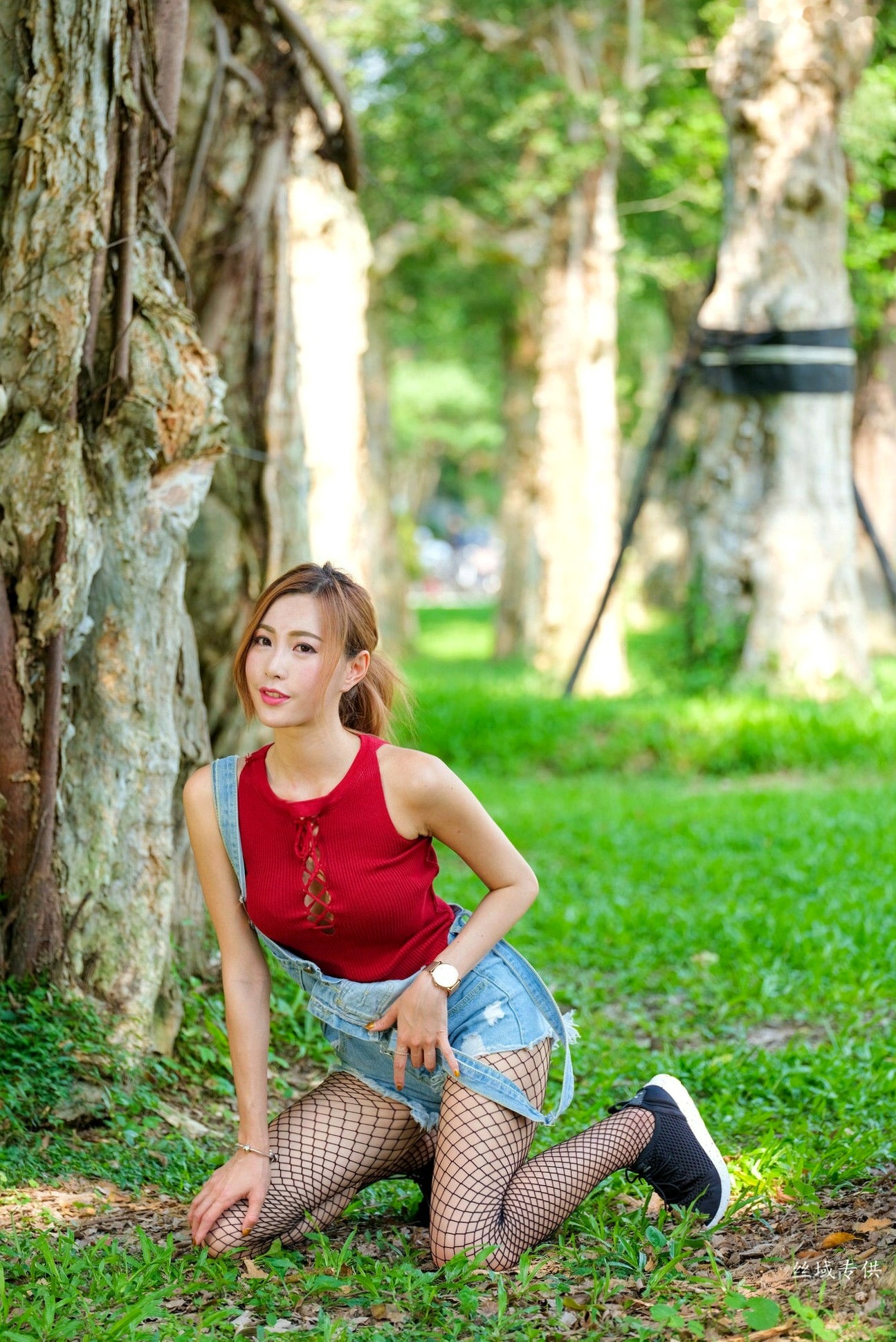 Gallery - 台湾正妹_黄艾比户外清新写真集：红色绑带背心搭配牛仔背带裤与网袜，尽显青春活力美腿台湾美腿街拍丝袜清新 黄艾比女神私房照_秀色女神 - image 32