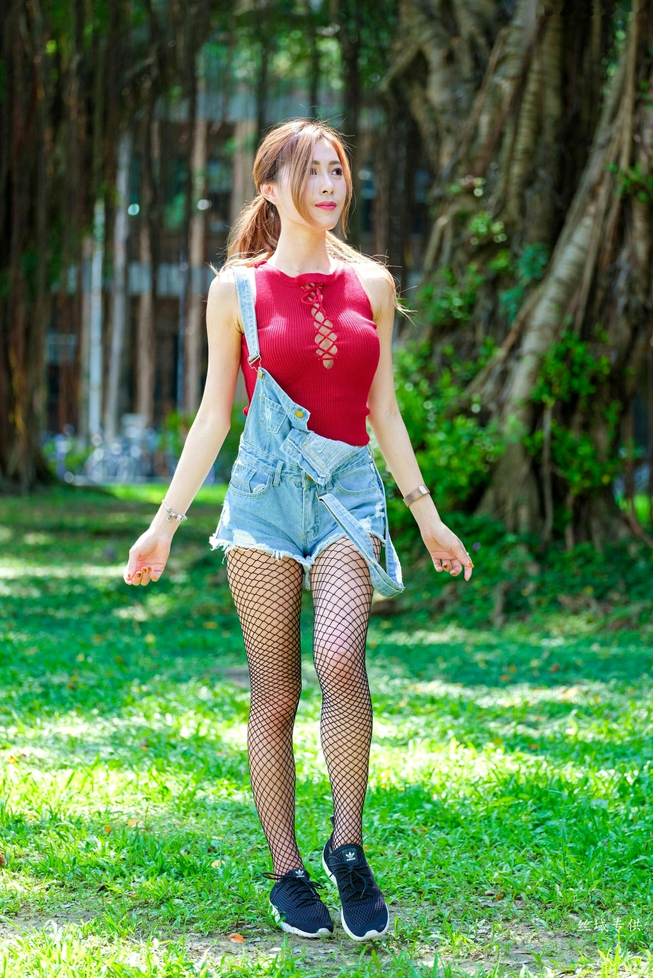 Gallery - 台湾正妹_黄艾比户外清新写真集：红色绑带背心搭配牛仔背带裤与网袜，尽显青春活力美腿台湾美腿街拍丝袜清新 黄艾比女神私房照_秀色女神 - image 39