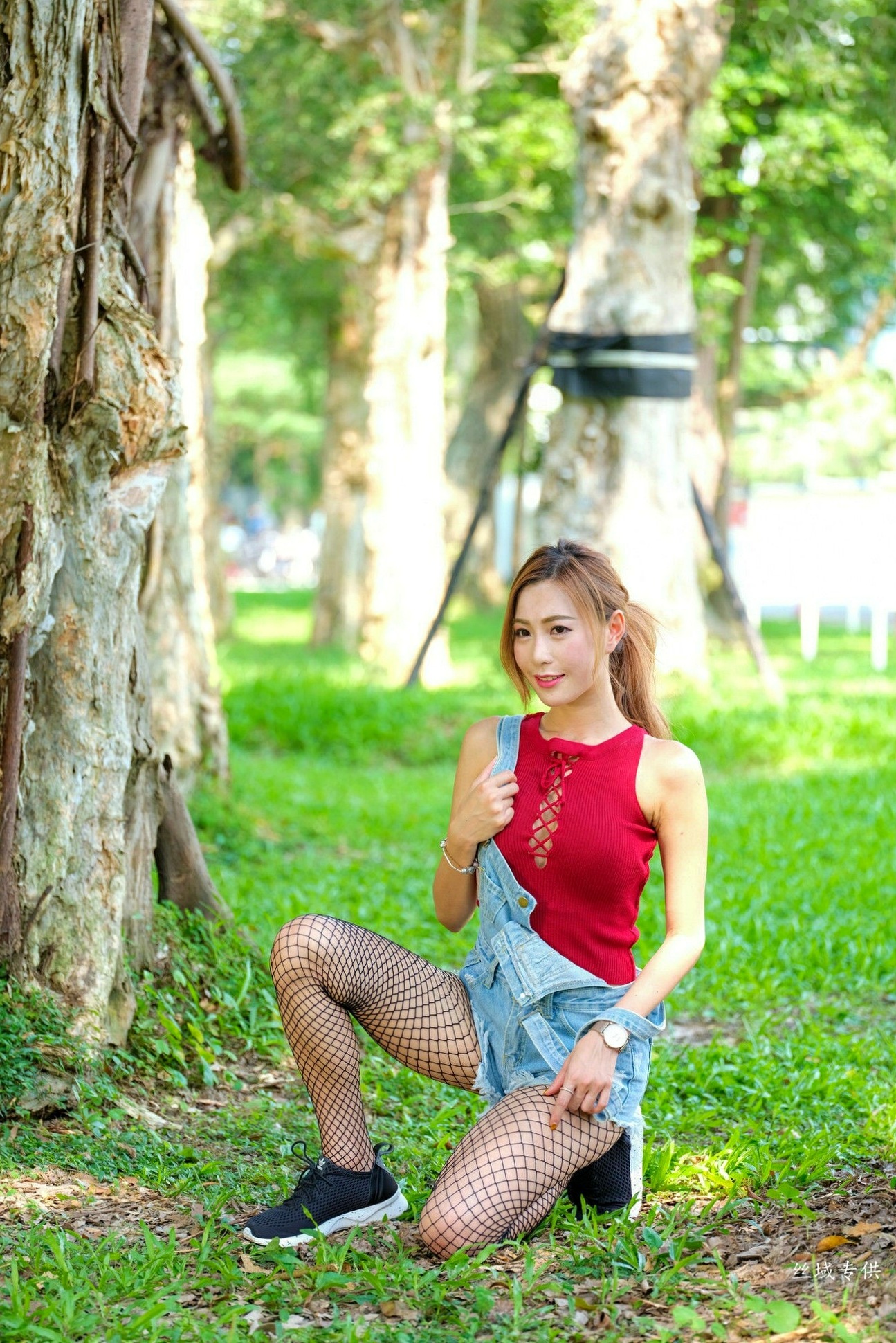 Gallery - 台湾正妹_黄艾比户外清新写真集：红色绑带背心搭配牛仔背带裤与网袜，尽显青春活力美腿台湾美腿街拍丝袜清新 黄艾比女神私房照_秀色女神 - image 42