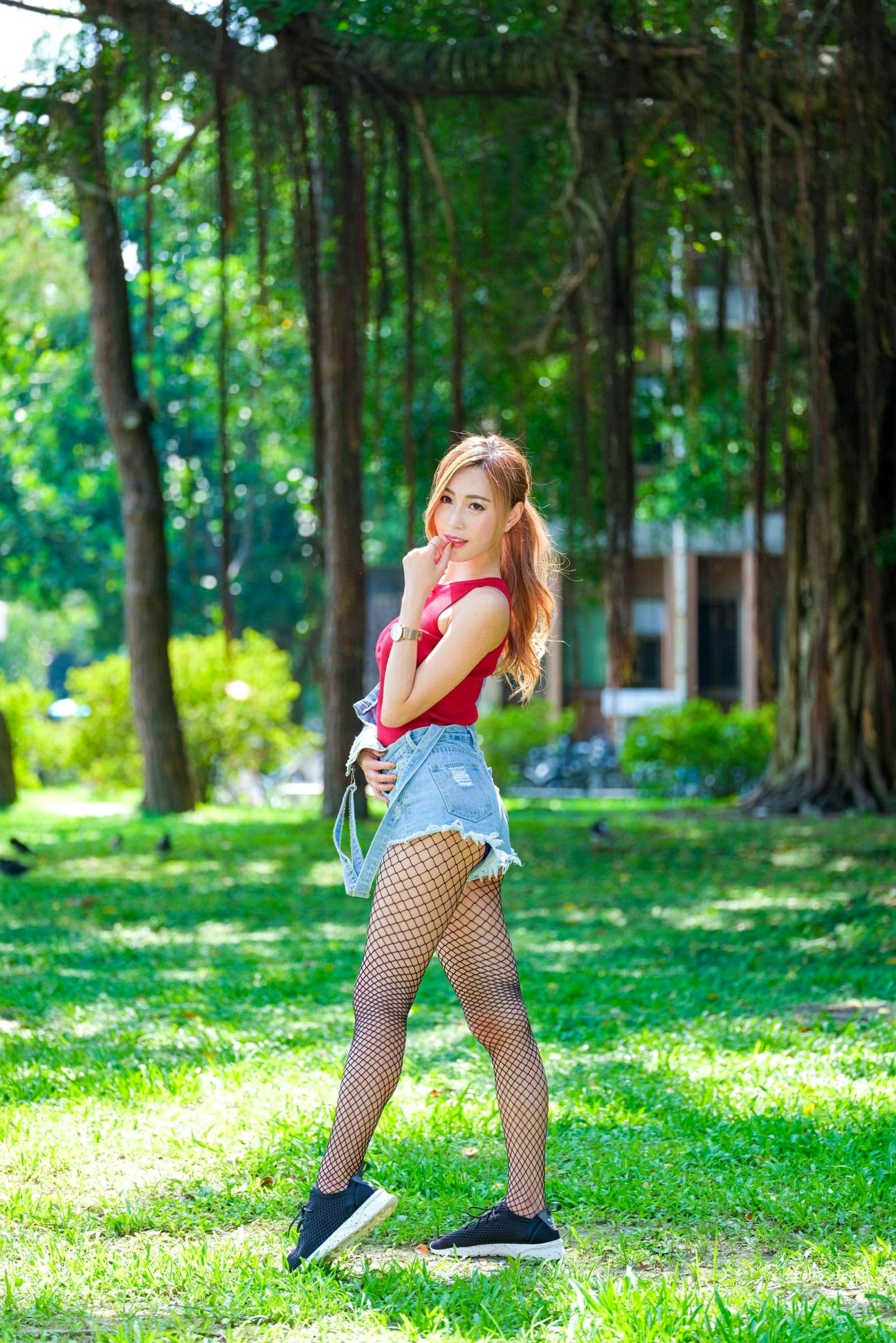 Gallery - 台湾正妹_黄艾比户外清新写真集：红色绑带背心搭配牛仔背带裤与网袜，尽显青春活力美腿台湾美腿街拍丝袜清新 黄艾比女神私房照_秀色女神 - image 52