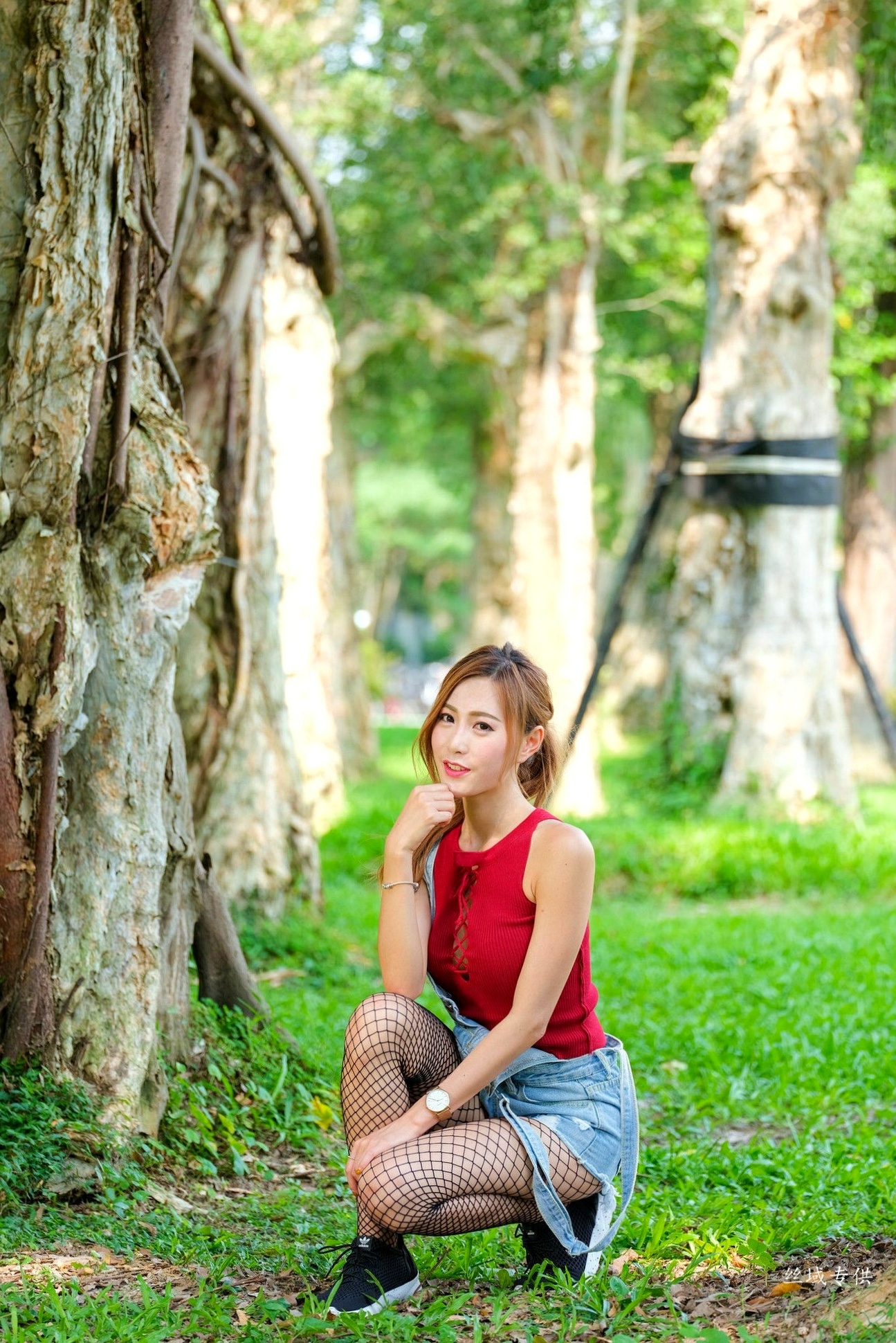Gallery - 台湾正妹_黄艾比户外清新写真集：红色绑带背心搭配牛仔背带裤与网袜，尽显青春活力美腿台湾美腿街拍丝袜清新 黄艾比女神私房照_秀色女神 - image 55