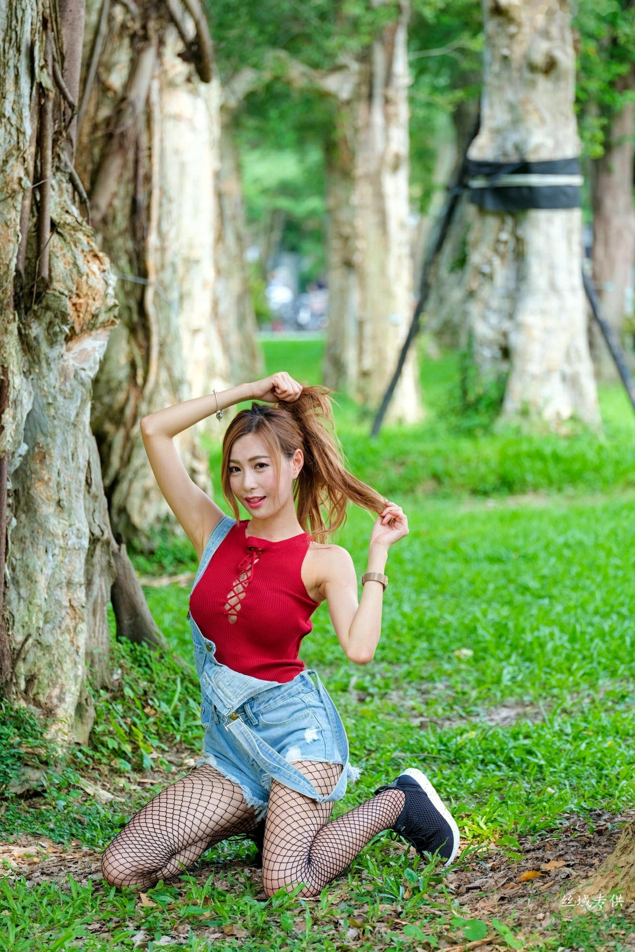 Gallery - 台湾正妹_黄艾比户外清新写真集：红色绑带背心搭配牛仔背带裤与网袜，尽显青春活力美腿台湾美腿街拍丝袜清新 黄艾比女神私房照_秀色女神 - image 72